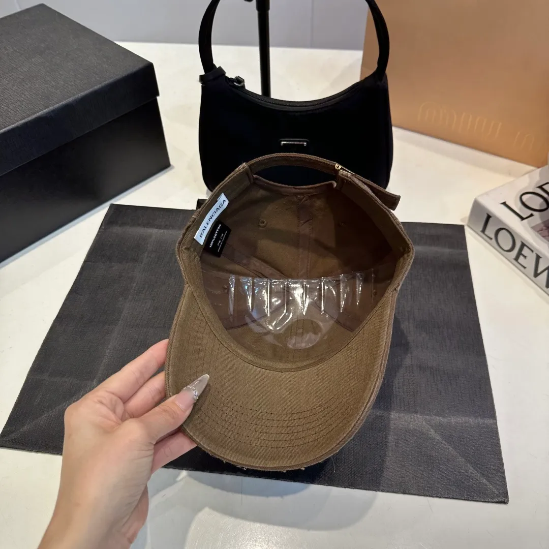 P56 New Balencia*a Balenciaga new baseball cap, ready for delivery in seconds🧢Simple, fashionable, super invincible and beautiful hat! Couple style!
