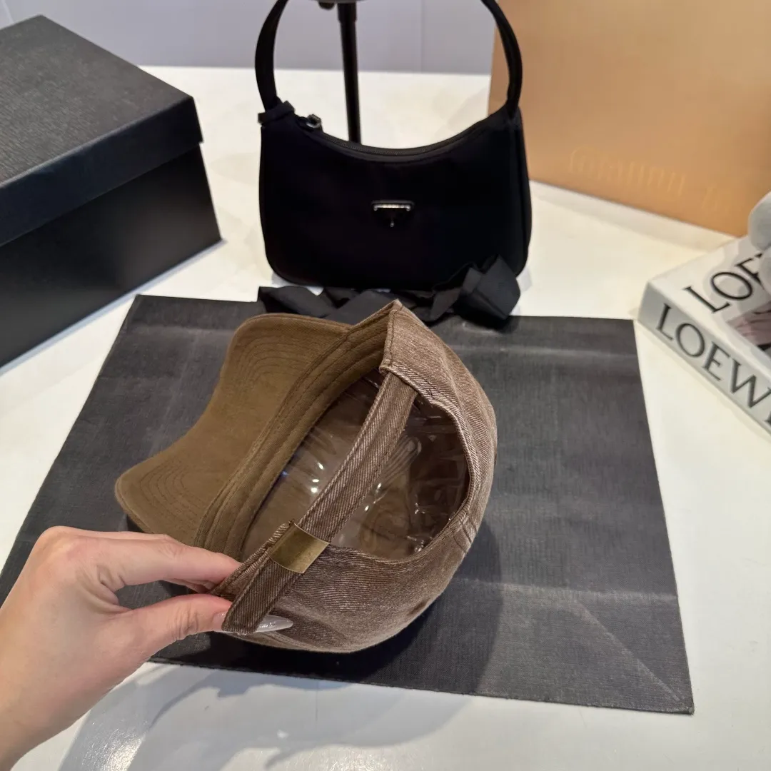 P56 New Balencia*a Balenciaga new baseball cap, ready for delivery in seconds🧢Simple, fashionable, super invincible and beautiful hat! Couple style!