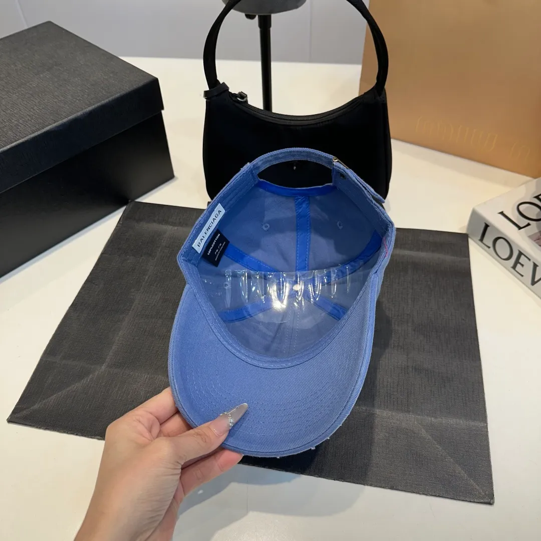 P56 New Balencia*a Balenciaga new baseball cap, ready for delivery in seconds🧢Simple, fashionable, super invincible and beautiful hat! Couple style!