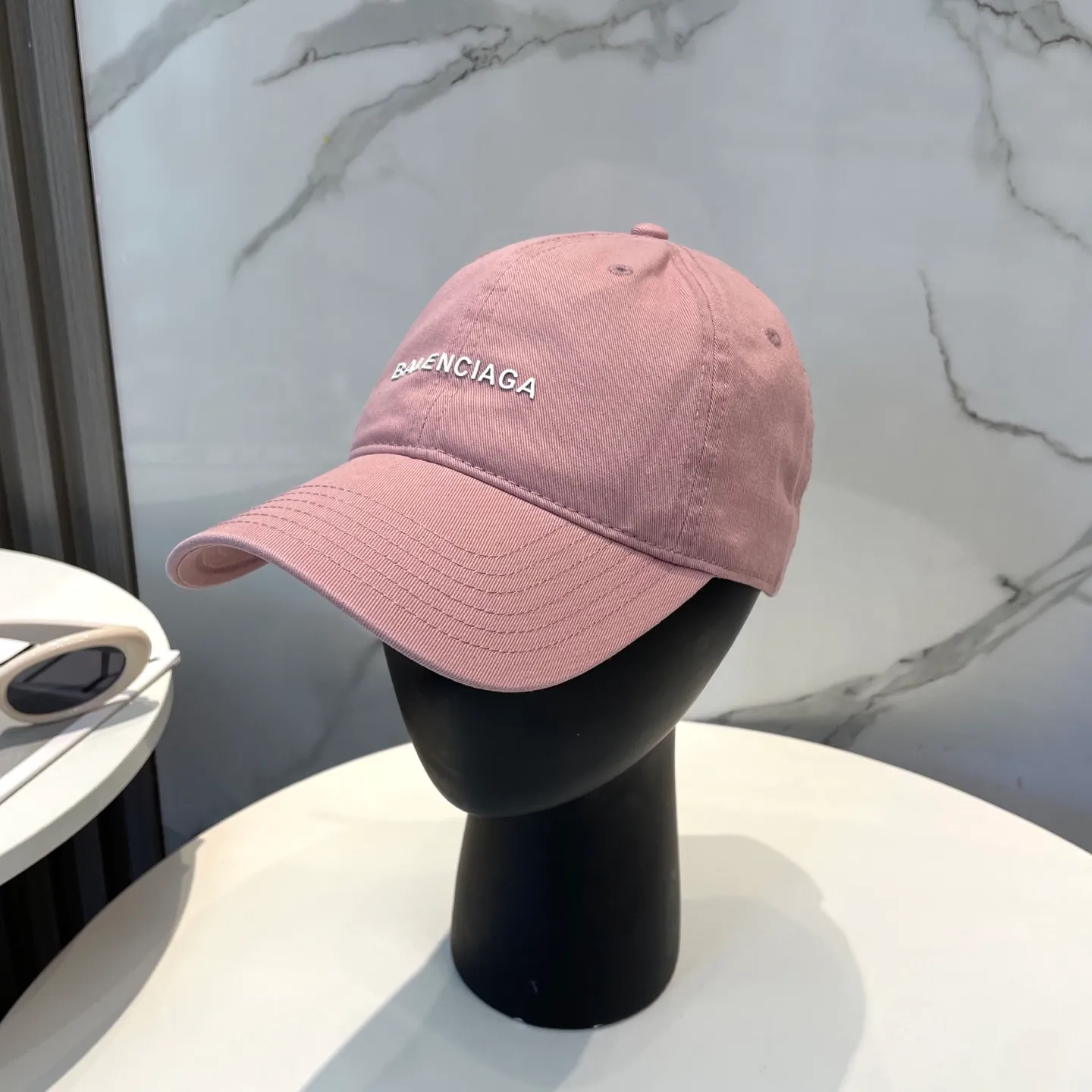 P50 Balenciaga Baseball Cap My family is already very proficient in Balenciaga’s craftsmanship. It’s a must-have. BALENCIAGA Balenciaga’s new washed pure cotton baseball cap. Heavy craftsmanship, double B letter logo, novel and fashionable trendy style. Exclusive physical shot of the same style for men and women. Unisex, adjustable