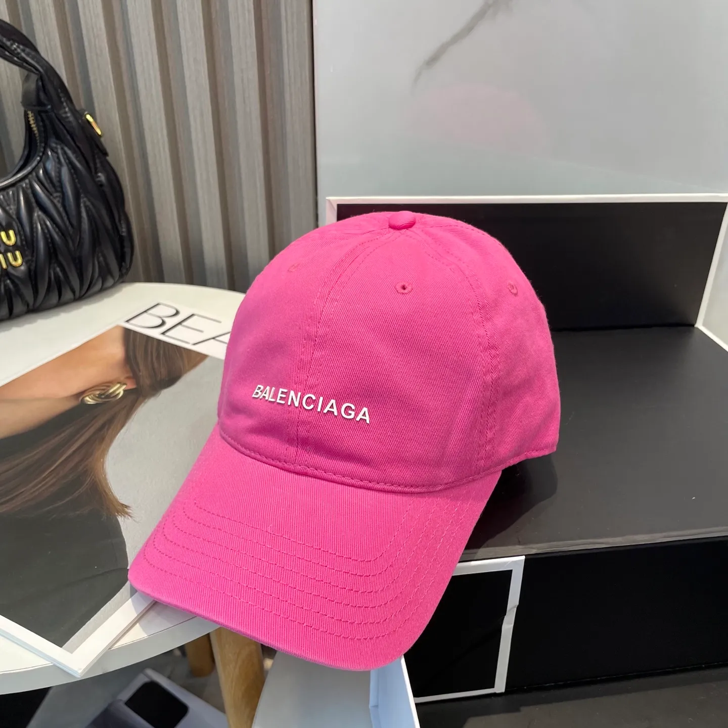 P50 Balenciaga Baseball Cap My family is already very proficient in Balenciaga’s craftsmanship. It’s a must-have. BALENCIAGA Balenciaga’s new washed pure cotton baseball cap. Heavy craftsmanship, double B letter logo, novel and fashionable trendy style. Exclusive physical shot of the same style for men and women. Unisex, adjustable
