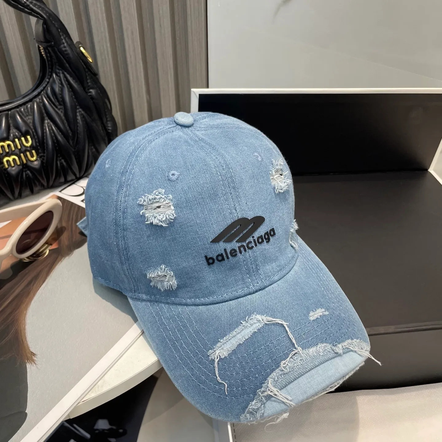 P66 Balenciaga (Balenciaga) new washed distressed ripped denim baseball cap Newly launched washed denim series, casual and versatile wardrobe matching artifact