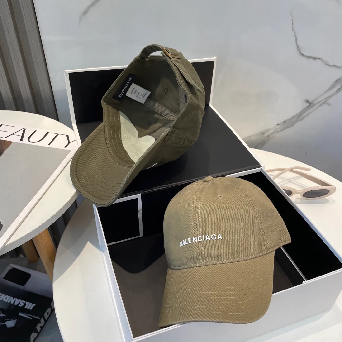 P50 Balenciaga Baseball Cap My family is already very proficient in Balenciaga’s craftsmanship. It’s a must-have. BALENCIAGA Balenciaga’s new washed pure cotton baseball cap. Heavy craftsmanship, double B letter logo, novel and fashionable trendy style. Exclusive physical shot of the same style for men and women. Unisex, adjustable