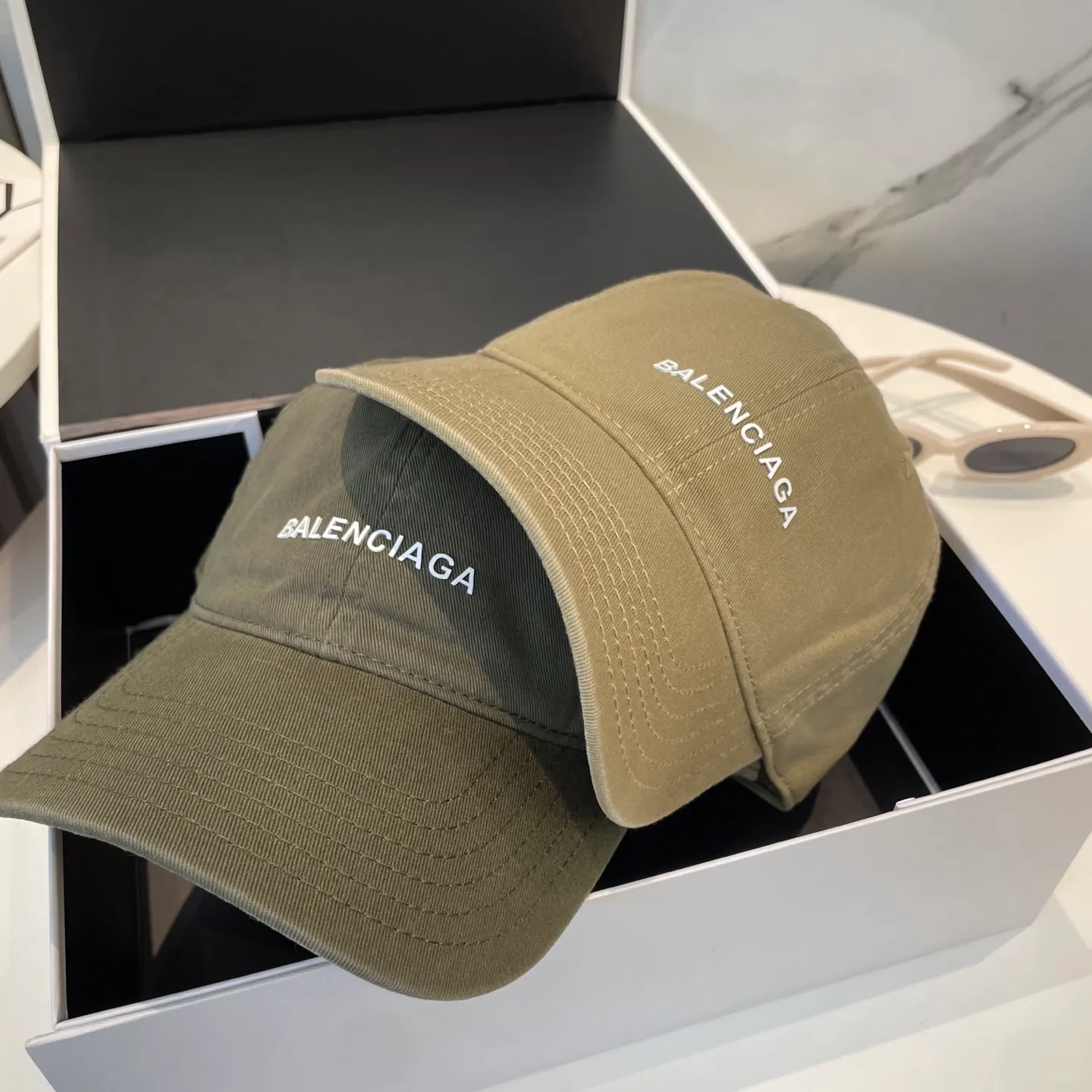 P50 Balenciaga Baseball Cap My family is already very proficient in Balenciaga’s craftsmanship. It’s a must-have. BALENCIAGA Balenciaga’s new washed pure cotton baseball cap. Heavy craftsmanship, double B letter logo, novel and fashionable trendy style. Exclusive physical shot of the same style for men and women. Unisex, adjustable