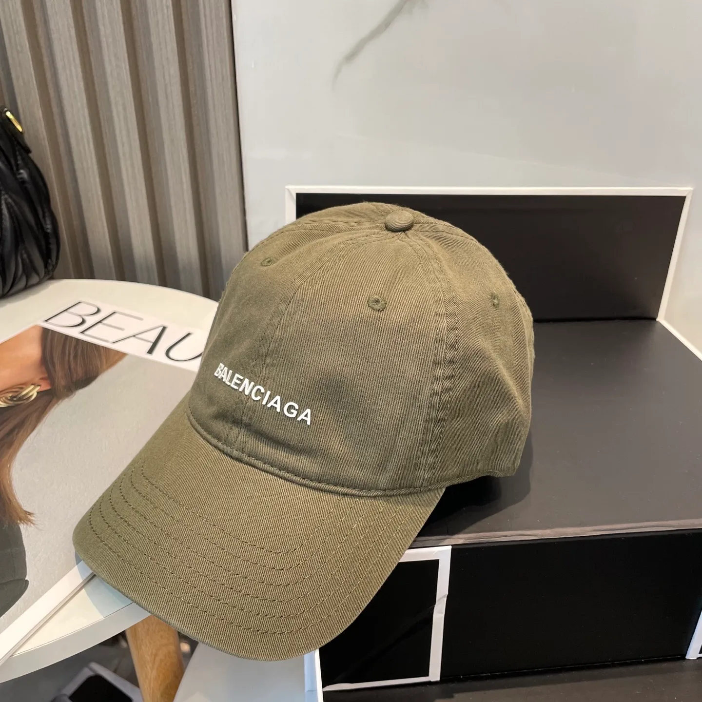 P50 Balenciaga Baseball Cap My family is already very proficient in Balenciaga’s craftsmanship. It’s a must-have. BALENCIAGA Balenciaga’s new washed pure cotton baseball cap. Heavy craftsmanship, double B letter logo, novel and fashionable trendy style. Exclusive physical shot of the same style for men and women. Unisex, adjustable