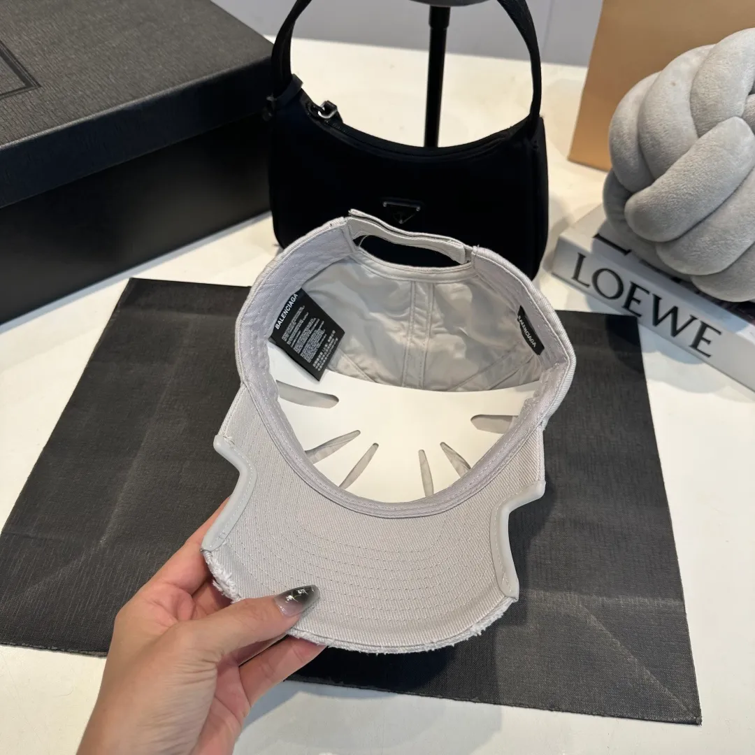 p70 Balencia*a Balenciaga’s new baseball cap 🧢Simple, fashionable and super beautiful hat!