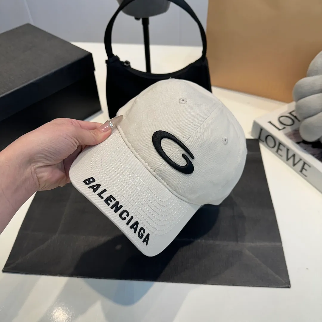 P50 Balenciaga's new baseball cap comes in two classic color options: dark gray and black. Made of high-quality fabrics, the texture is of premium quality, and the distressed craftsmanship gives the hat a unique retro charm. The hat body has an exquisite brand logo, highlighting the brand's charm and the wearer's fashion taste. The simple and versatile style can be easily matched with casual or trendy clothes to create a personalized look for you. It is a high-quality accessory that fashion lovers should not miss.