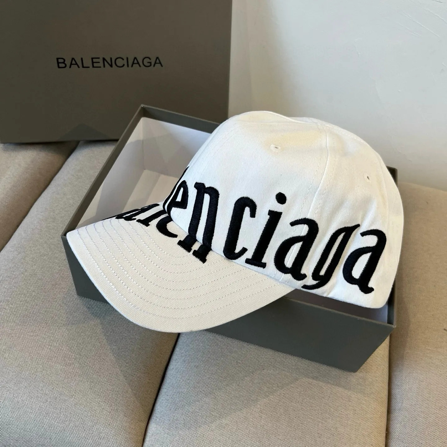 P60 BALENCIAGA new logo baseball cap, cool colors, different styles for men and women, the first batch will be shipped first! A must-buy for Paris fans!