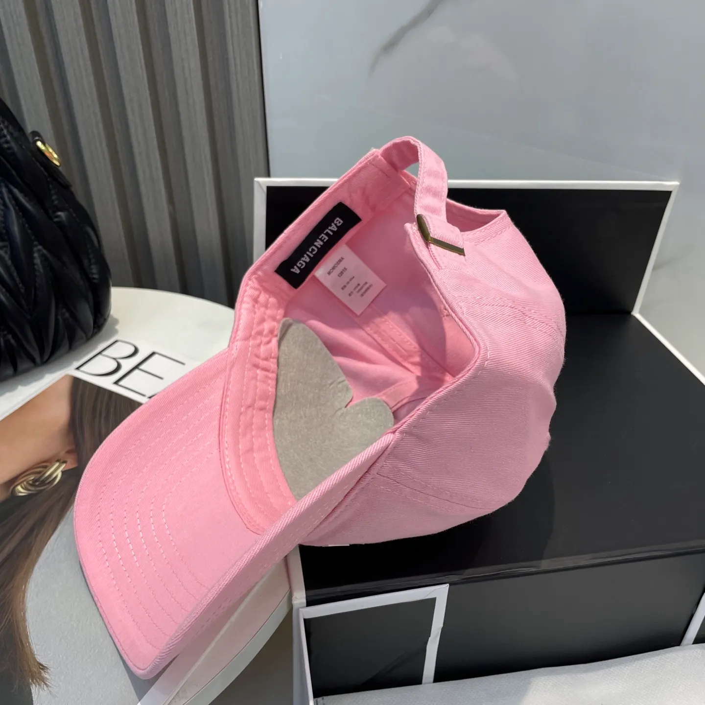 P60 Balenciaga Baseball Cap My family is already very proficient in Balenciaga's craftsmanship. It is a must-have. BALENCIAGA Balenciaga's new washed pure cotton baseball cap. Heavy craftsmanship, double B letter logo, novel and fashionable trendy style. Exclusive physical shot of the same style for men and women. Unisex, adjustable