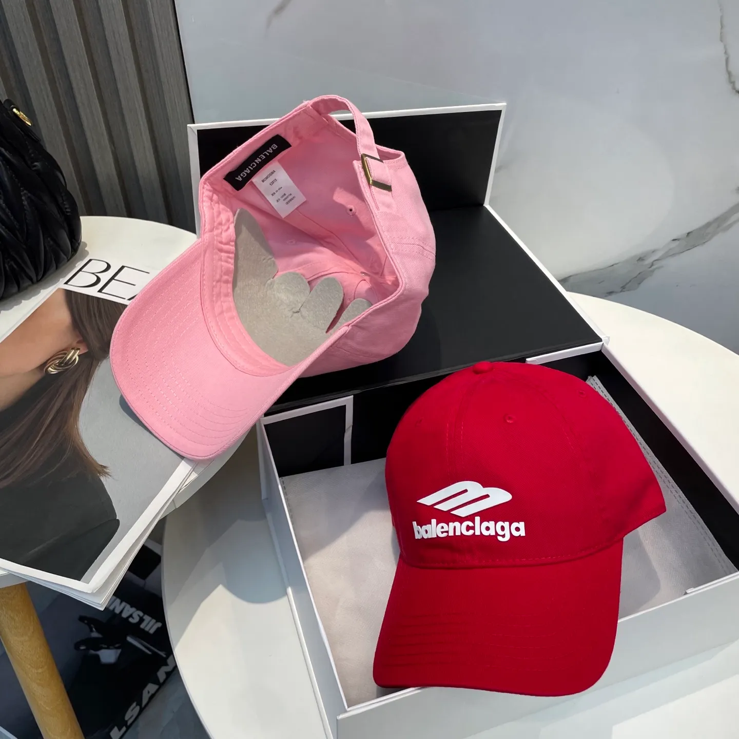 P60 Balenciaga Baseball Cap My family is already very proficient in Balenciaga's craftsmanship. It is a must-have. BALENCIAGA Balenciaga's new washed pure cotton baseball cap. Heavy craftsmanship, double B letter logo, novel and fashionable trendy style. Exclusive physical shot of the same style for men and women. Unisex, adjustable