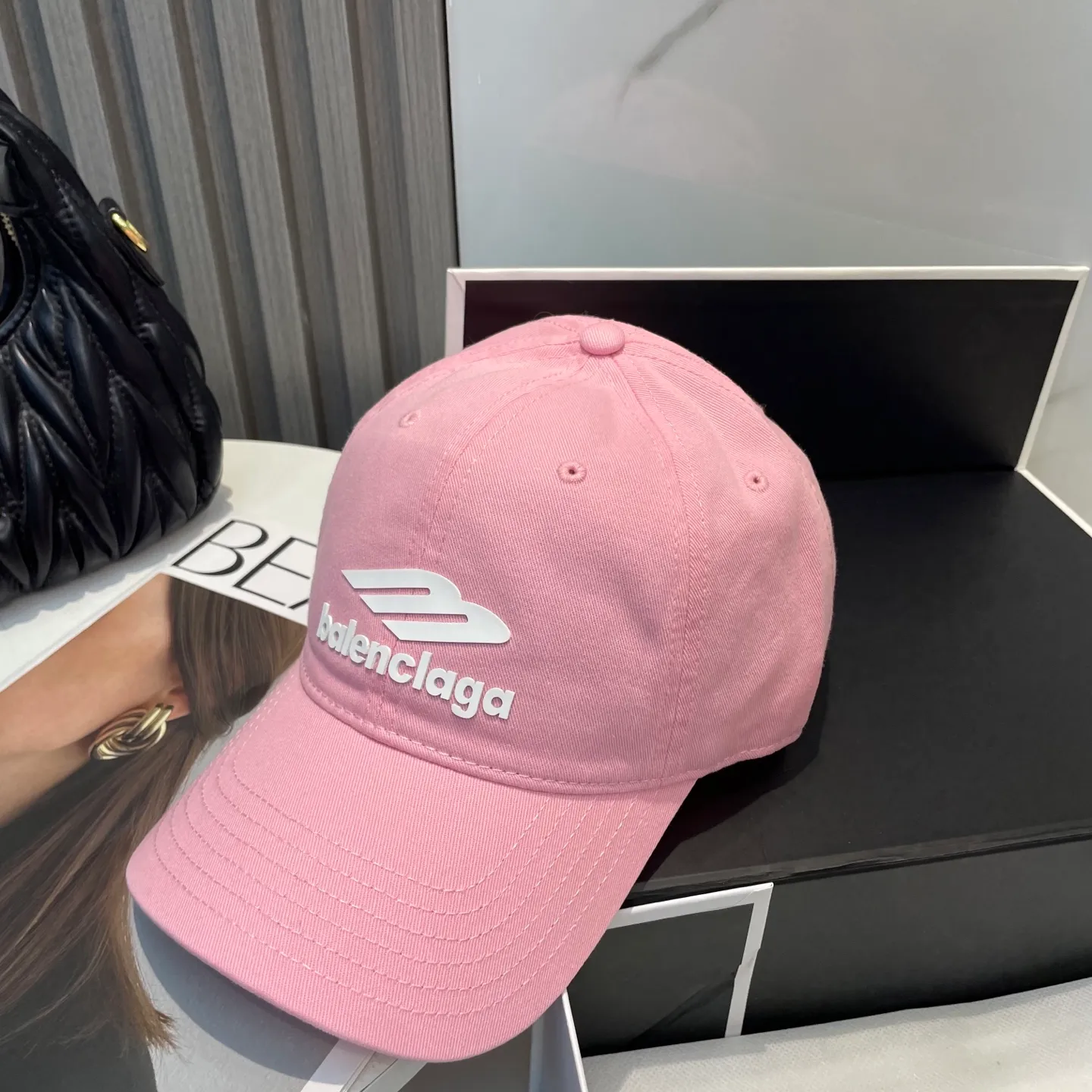 P60 Balenciaga Baseball Cap My family is already very proficient in Balenciaga's craftsmanship. It is a must-have. BALENCIAGA Balenciaga's new washed pure cotton baseball cap. Heavy craftsmanship, double B letter logo, novel and fashionable trendy style. Exclusive physical shot of the same style for men and women. Unisex, adjustable