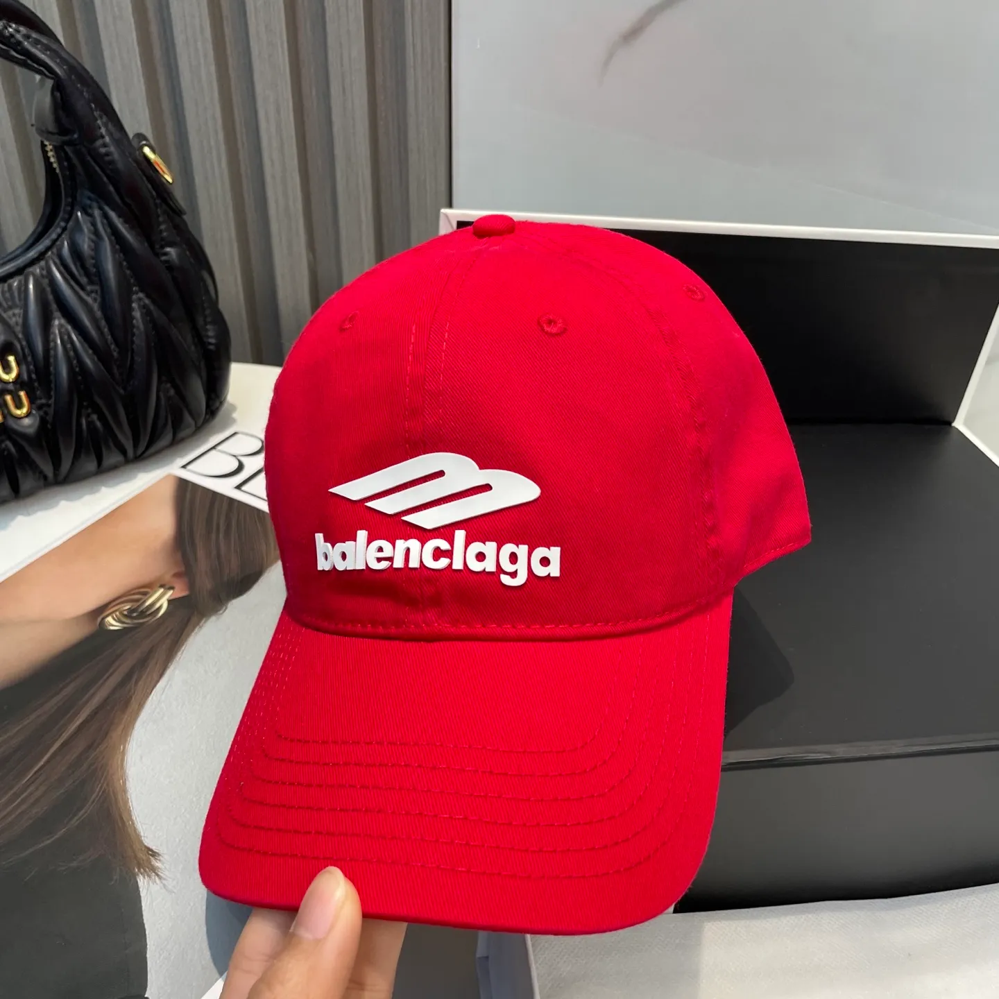 P60 Balenciaga Baseball Cap My family is already very proficient in Balenciaga's craftsmanship. It is a must-have. BALENCIAGA Balenciaga's new washed pure cotton baseball cap. Heavy craftsmanship, double B letter logo, novel and fashionable trendy style. Exclusive physical shot of the same style for men and women. Unisex, adjustable