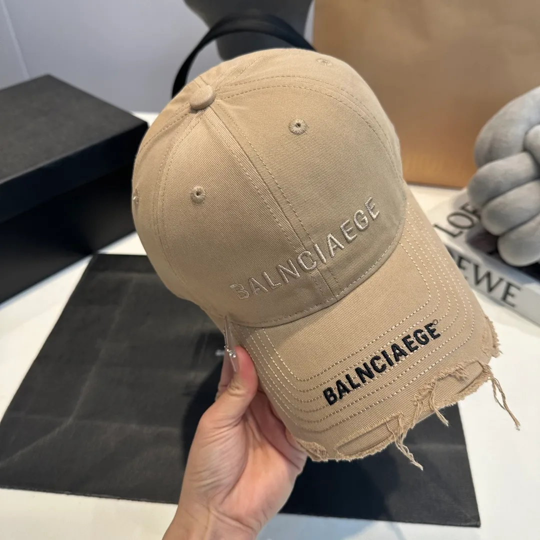 P60 Balenciaga BALENGIAGA hole baseball cap