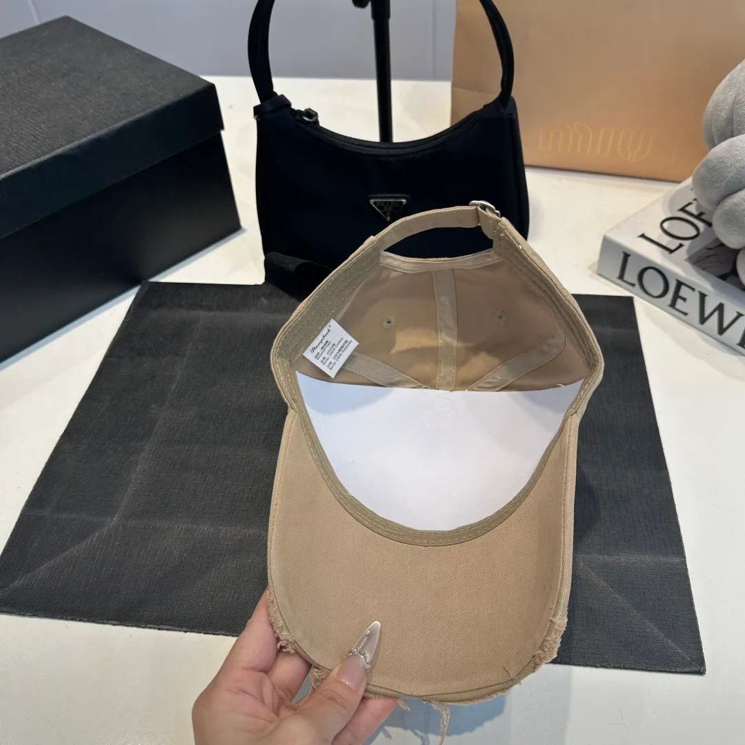 P60 Balenciaga BALENGIAGA hole baseball cap
