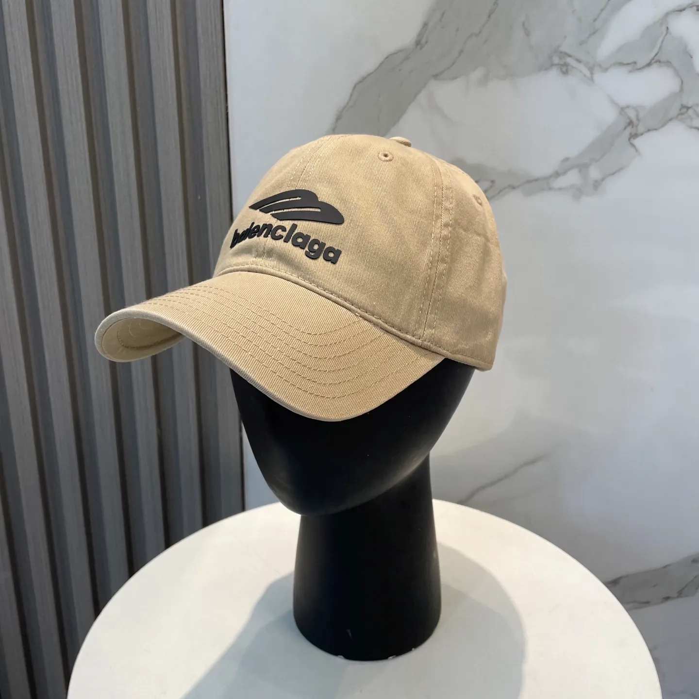 P54 Balenciaga Baseball Cap My family is already very proficient in Balenciaga’s craftsmanship. It’s a must-have. BALENCIAGA Balenciaga’s new washed pure cotton baseball cap. Heavy craftsmanship, double B letter logo, novel and fashionable trendy style. Exclusive physical shot of the same style for men and women. Unisex, adjustable