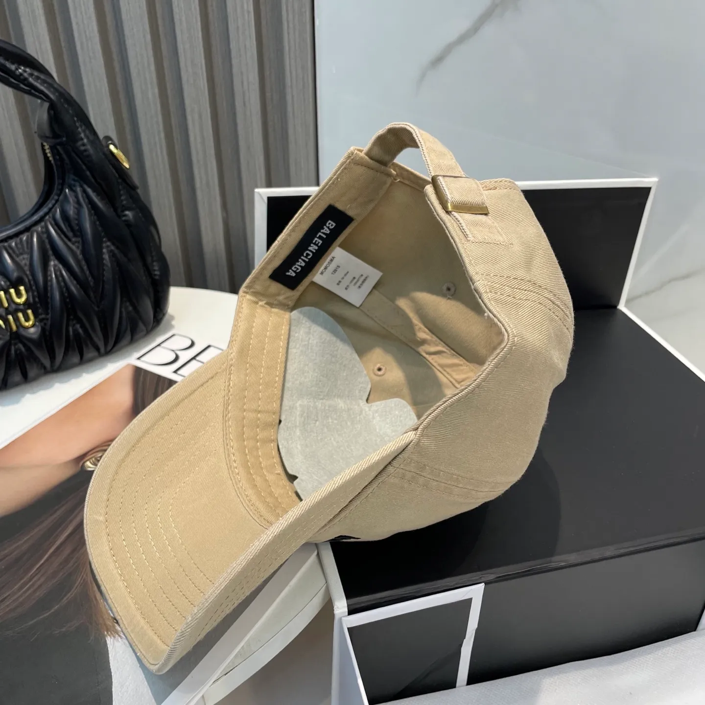 P54 Balenciaga Baseball Cap My family is already very proficient in Balenciaga’s craftsmanship. It’s a must-have. BALENCIAGA Balenciaga’s new washed pure cotton baseball cap. Heavy craftsmanship, double B letter logo, novel and fashionable trendy style. Exclusive physical shot of the same style for men and women. Unisex, adjustable