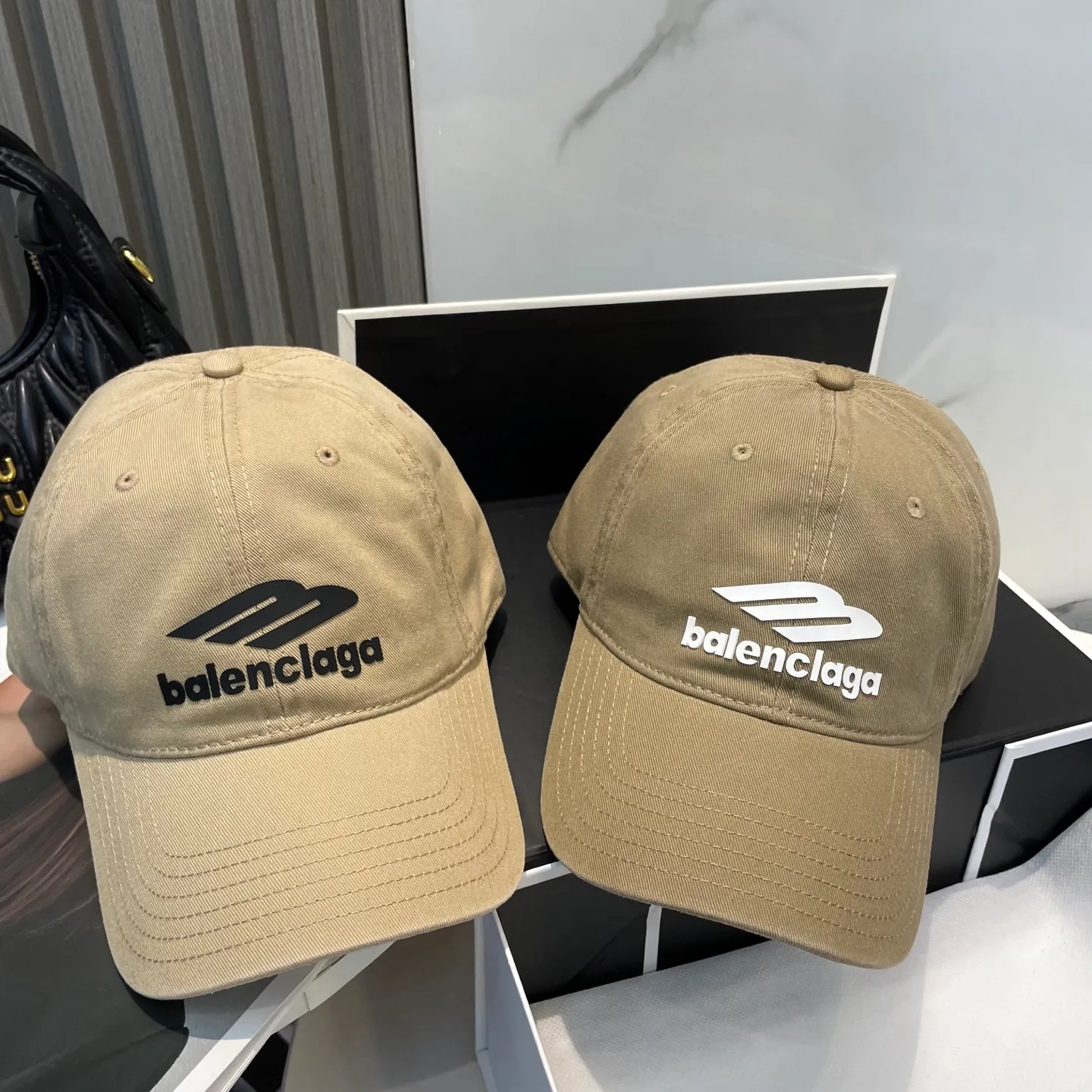 P54 Balenciaga Baseball Cap My family is already very proficient in Balenciaga’s craftsmanship. It’s a must-have. BALENCIAGA Balenciaga’s new washed pure cotton baseball cap. Heavy craftsmanship, double B letter logo, novel and fashionable trendy style. Exclusive physical shot of the same style for men and women. Unisex, adjustable