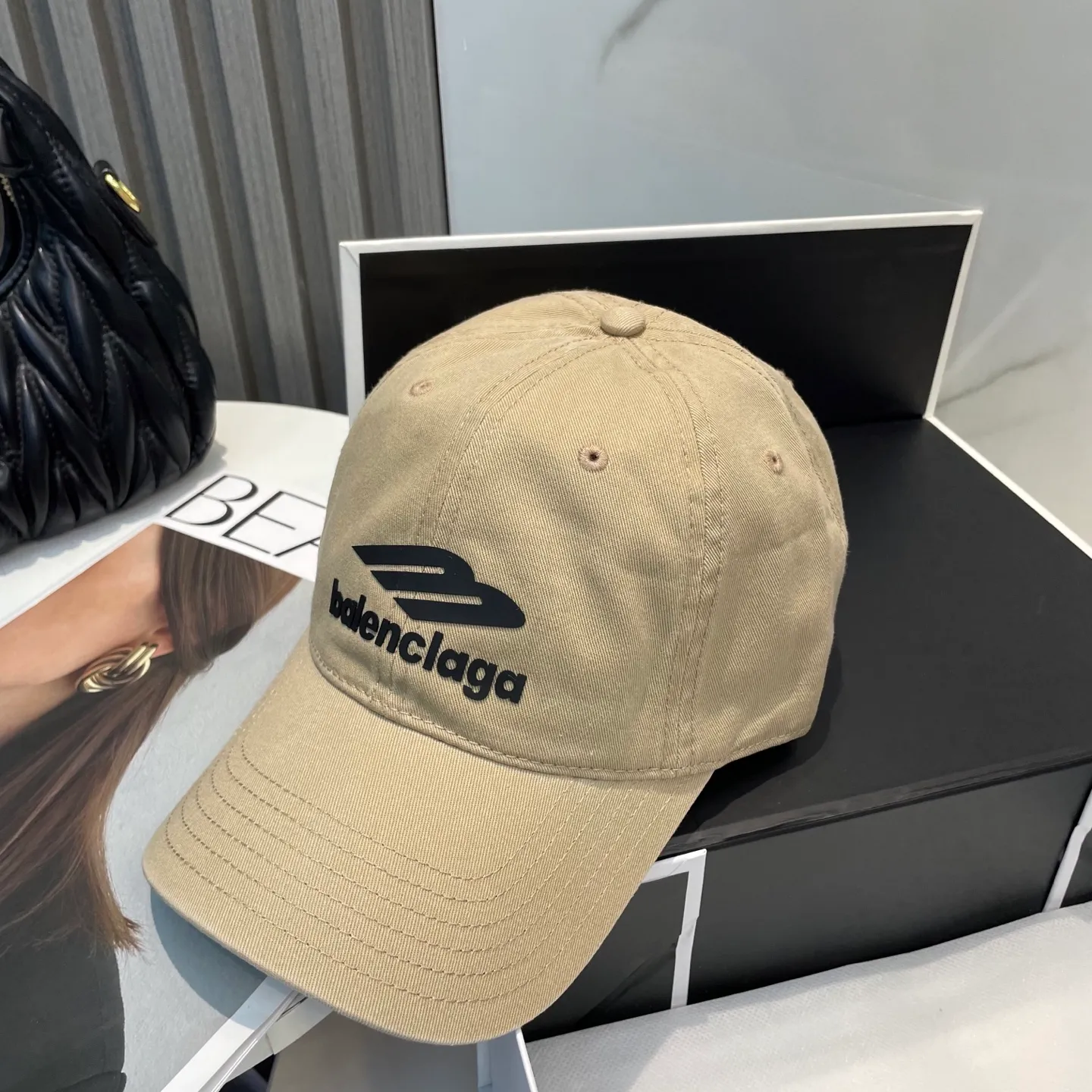 P54 Balenciaga Baseball Cap My family is already very proficient in Balenciaga’s craftsmanship. It’s a must-have. BALENCIAGA Balenciaga’s new washed pure cotton baseball cap. Heavy craftsmanship, double B letter logo, novel and fashionable trendy style. Exclusive physical shot of the same style for men and women. Unisex, adjustable