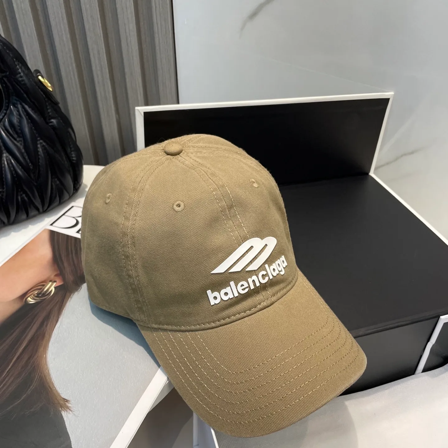 P54 Balenciaga Baseball Cap My family is already very proficient in Balenciaga’s craftsmanship. It’s a must-have. BALENCIAGA Balenciaga’s new washed pure cotton baseball cap. Heavy craftsmanship, double B letter logo, novel and fashionable trendy style. Exclusive physical shot of the same style for men and women. Unisex, adjustable