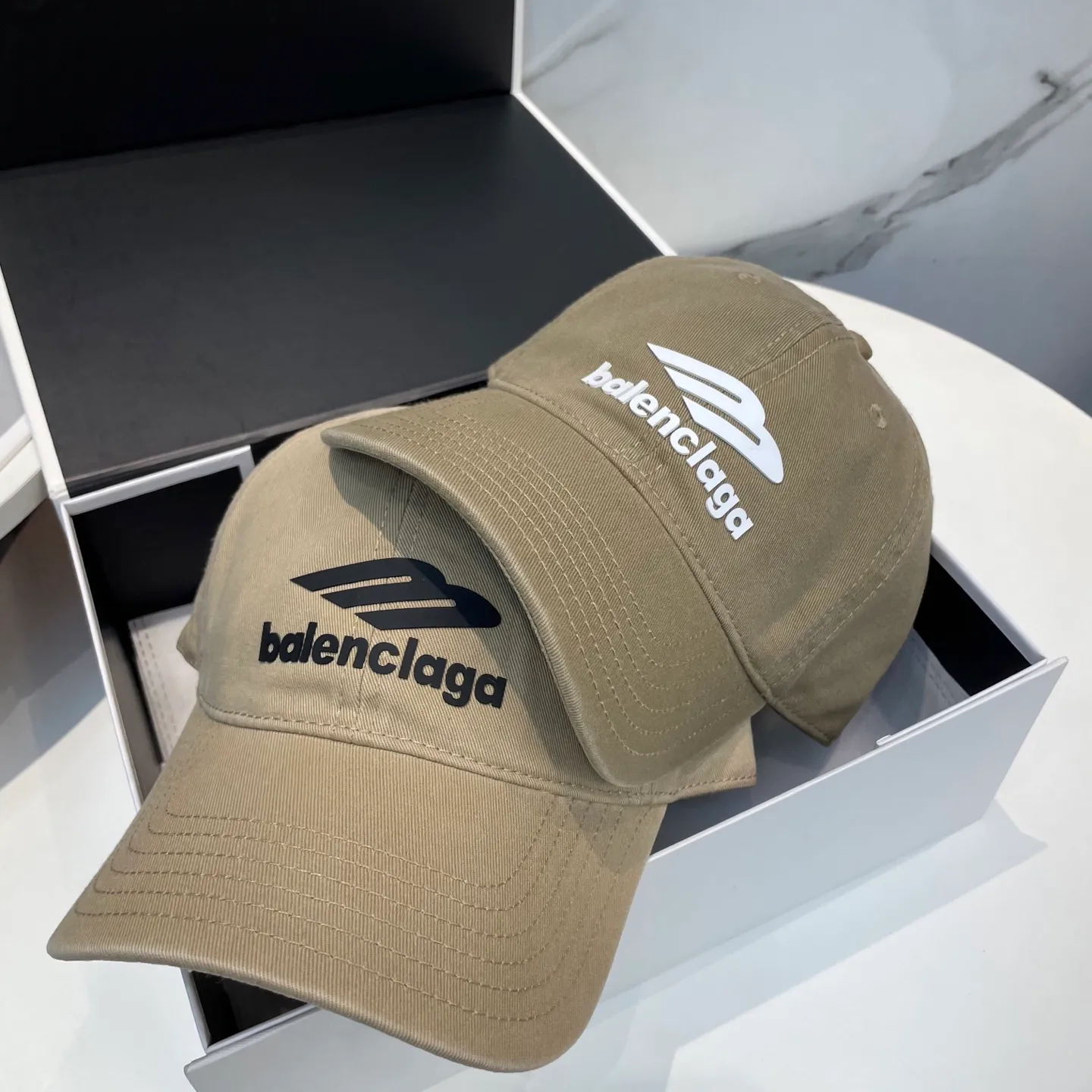 P54 Balenciaga Baseball Cap My family is already very proficient in Balenciaga’s craftsmanship. It’s a must-have. BALENCIAGA Balenciaga’s new washed pure cotton baseball cap. Heavy craftsmanship, double B letter logo, novel and fashionable trendy style. Exclusive physical shot of the same style for men and women. Unisex, adjustable