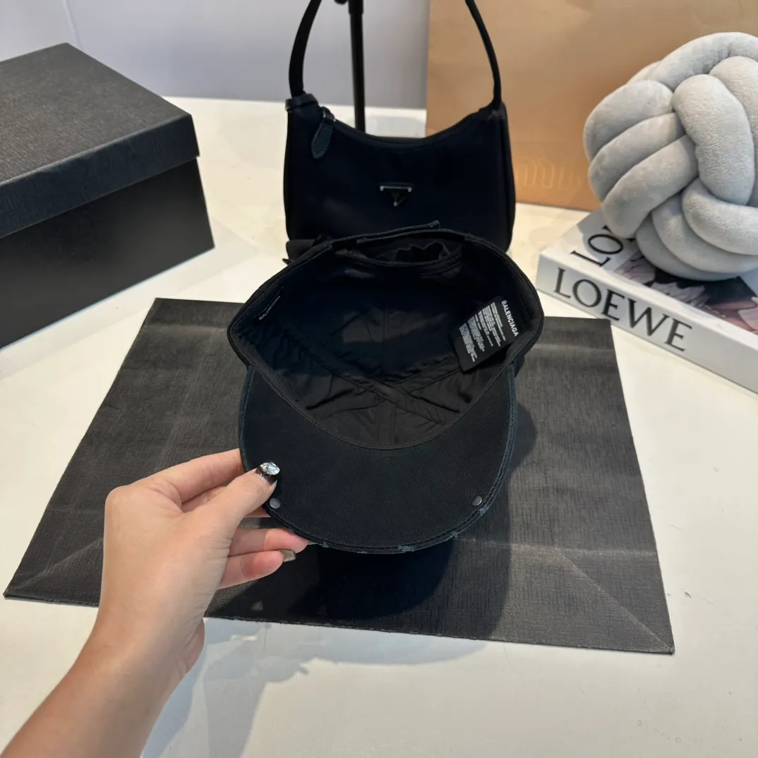 P60 Balenclaga new baseball cap, ready for delivery in seconds🧢Simple, fashionable, super invincible and beautiful hat! Couple style! Advantages of original items compared to other hats