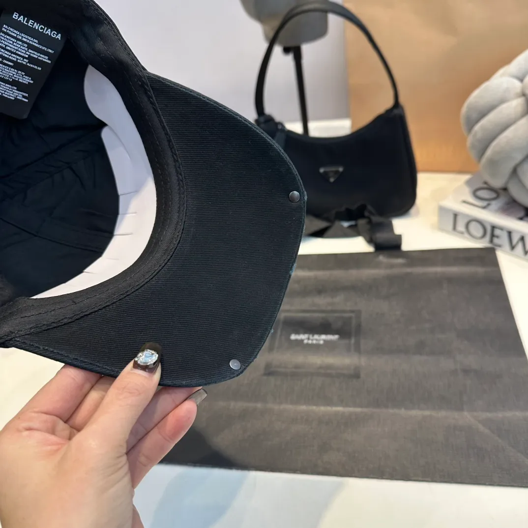P60 Balenclaga new baseball cap, ready for delivery in seconds🧢Simple, fashionable, super invincible and beautiful hat! Couple style! Advantages of original items compared to other hats