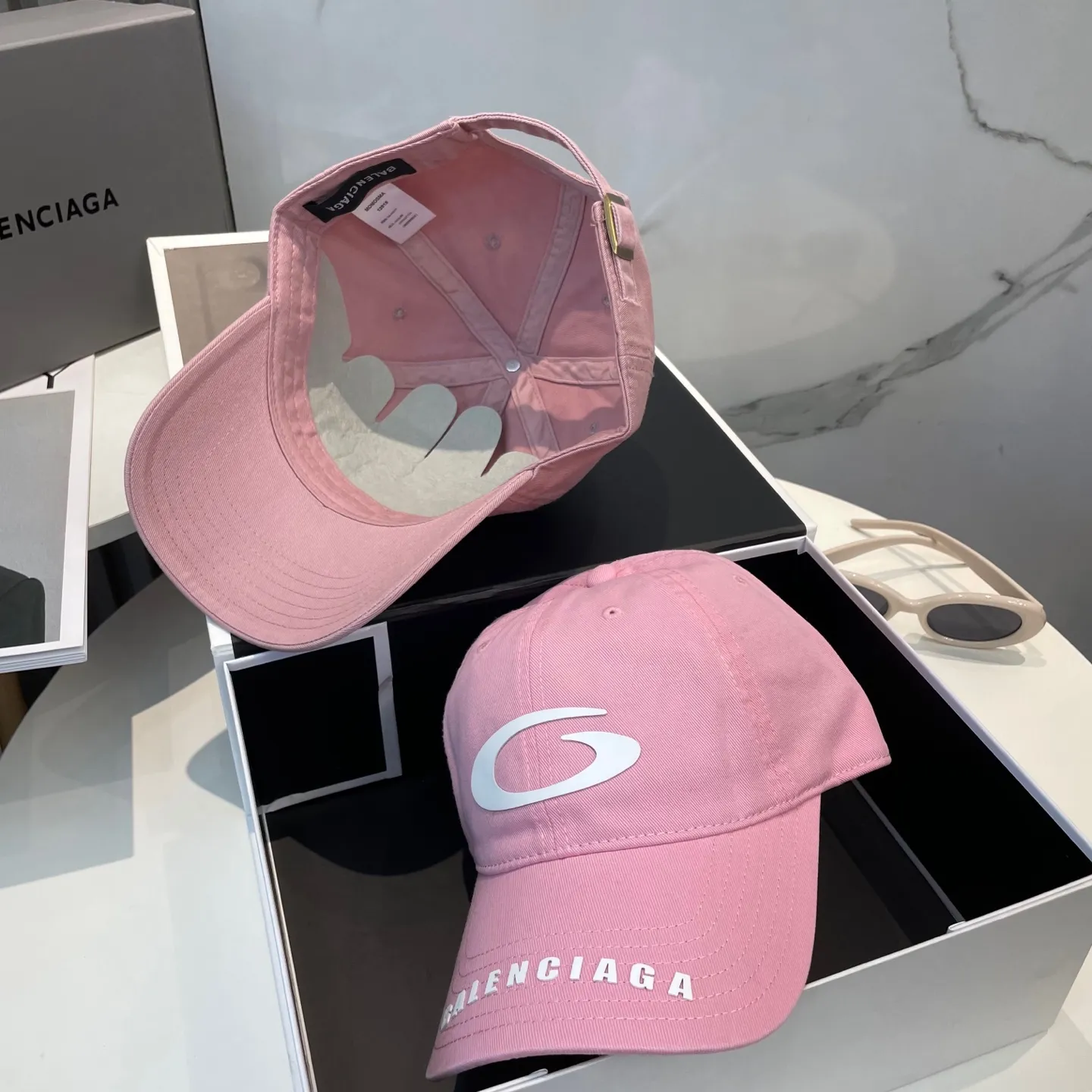 P60 BALENCIAGA 🆕Spring style new personalized baseball cap, high quality and excellent breathability, suitable for all seasons, high-value fashion item! Same style for men and women