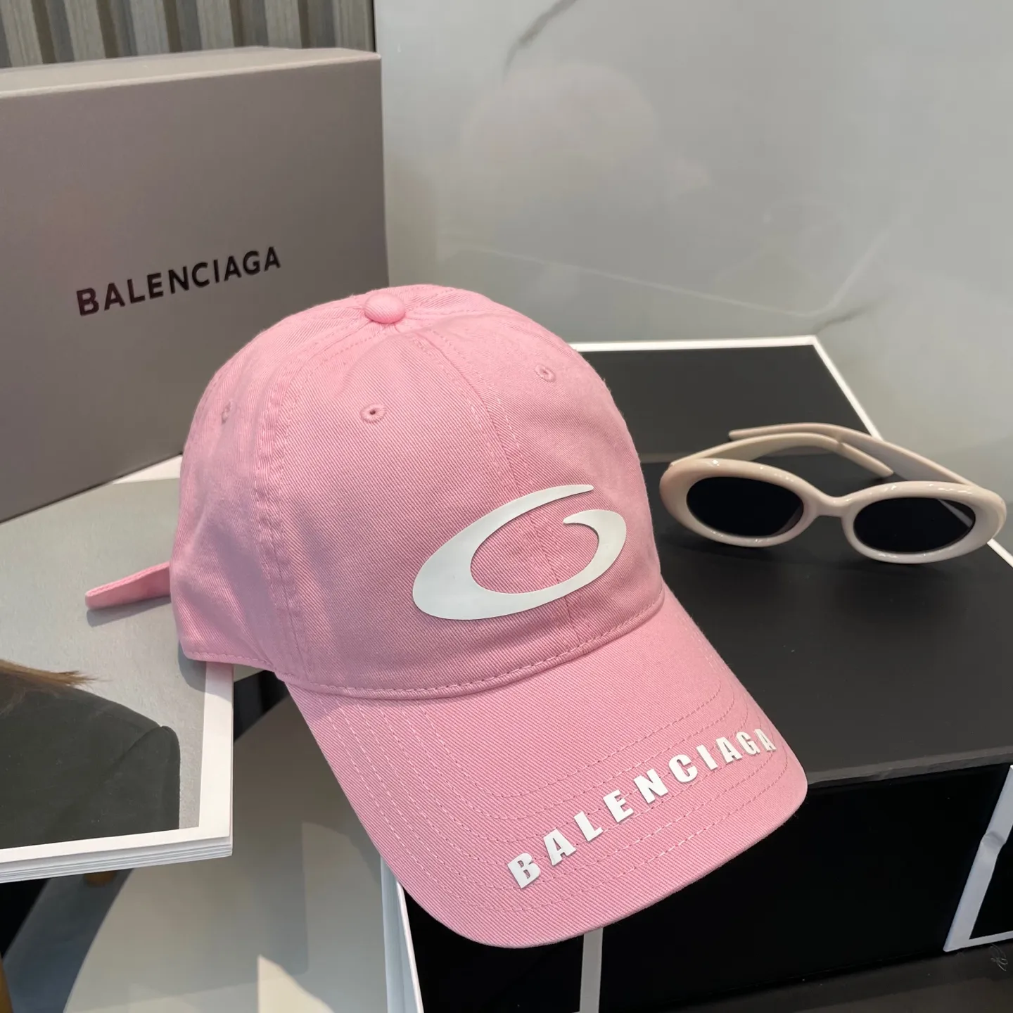 P60 BALENCIAGA 🆕Spring style new personalized baseball cap, high quality and excellent breathability, suitable for all seasons, high-value fashion item! Same style for men and women