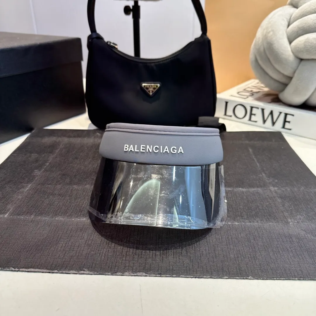 P50 Balencia*a Balenciaga's new style 💞 Summer ice silk empty top hat. The empty top sun protection hat does not delay the ponytail~ The ice silk fabric is practical and beautiful! The design of the large brim can effectively block ultraviolet rays. Multiple colors available.