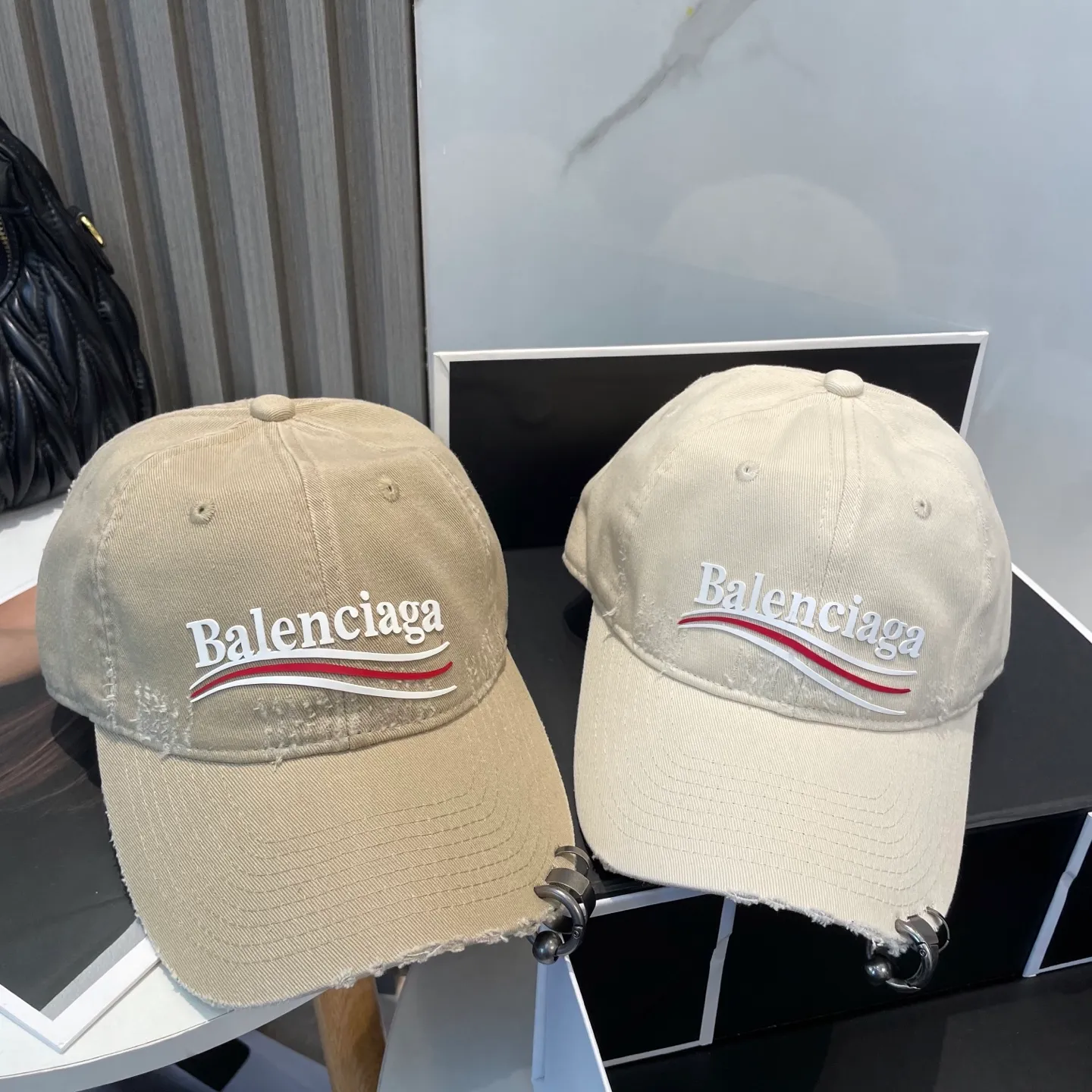 P86 New Balencia*a Balenciaga new baseball cap, ready for delivery in seconds🧢Simple, fashionable, super invincible and beautiful hat! Couple style!