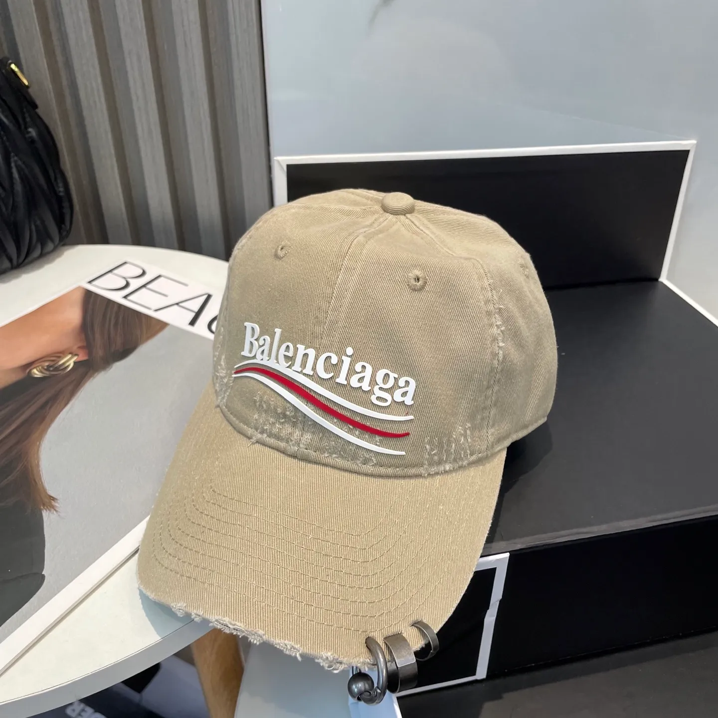 P86 New Balencia*a Balenciaga new baseball cap, ready for delivery in seconds🧢Simple, fashionable, super invincible and beautiful hat! Couple style!