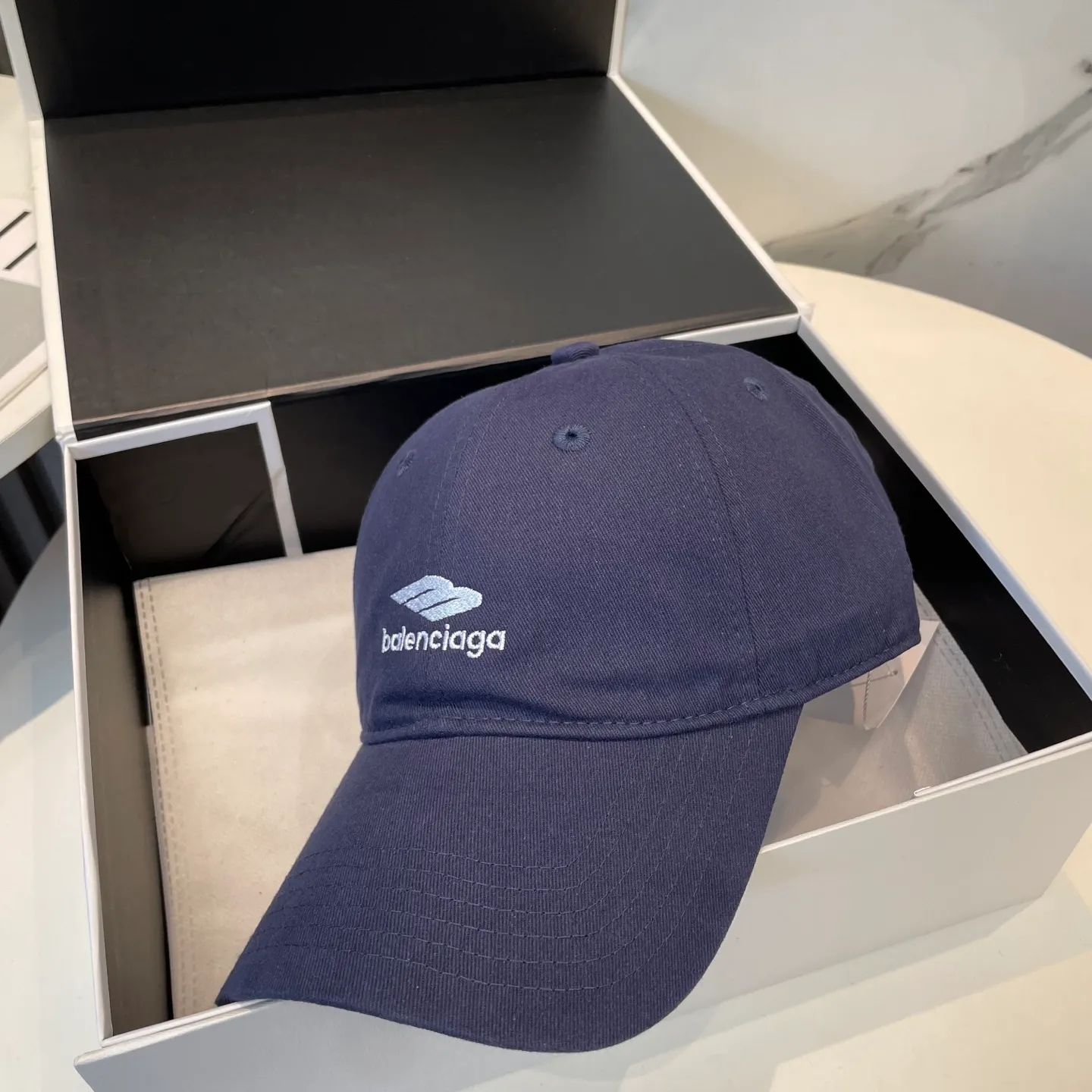 P60 BALENCIAGA Balenciaga's new embroidered logo baseball cap, cool colors, different styles for men and women, the first batch will be shipped first! A must-buy for Paris fans!