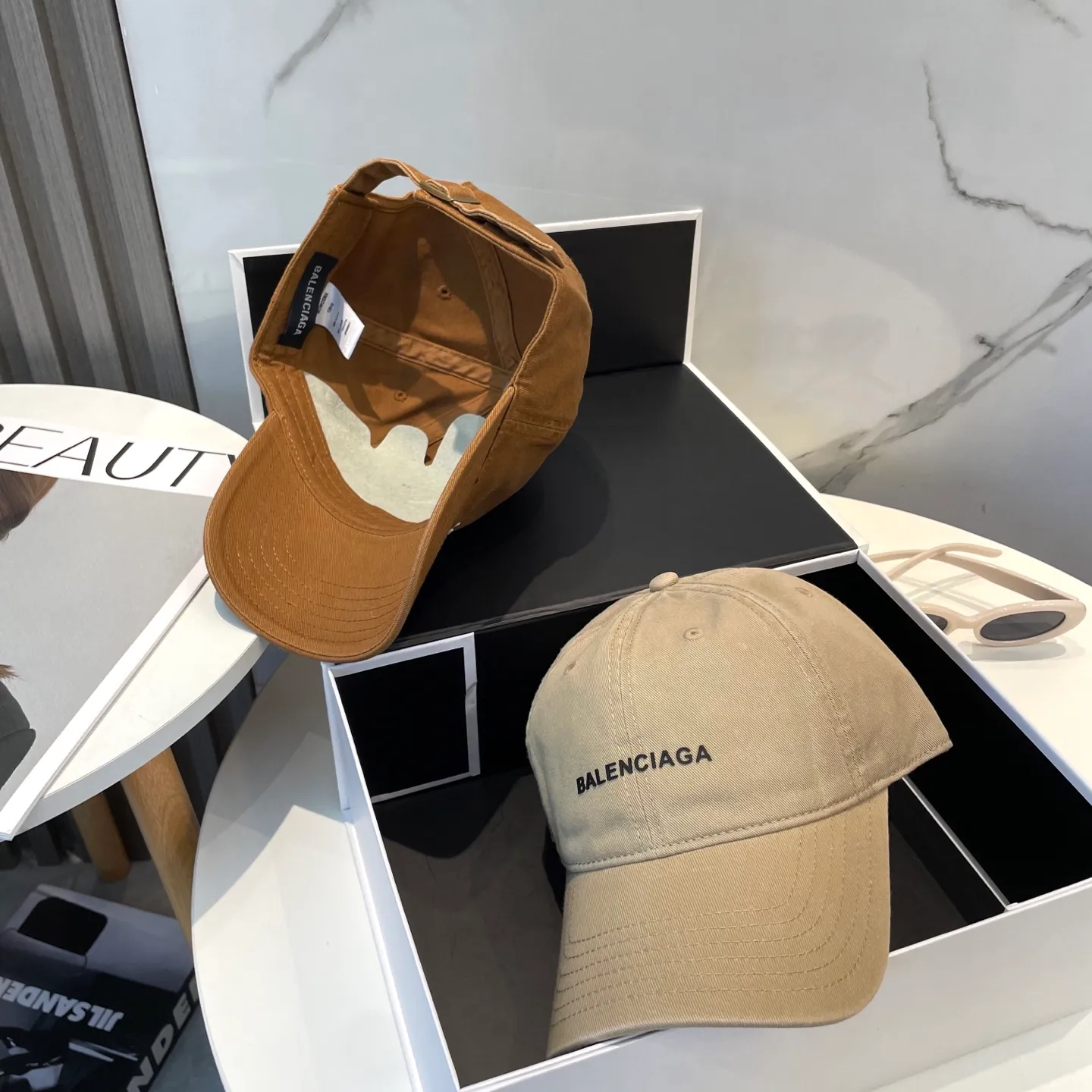 P50 Balenciaga Baseball Cap My family is already very proficient in Balenciaga’s craftsmanship. It’s a must-have. BALENCIAGA Balenciaga’s new washed pure cotton baseball cap. Heavy craftsmanship, double B letter logo, novel and fashionable trendy style. Exclusive physical shot of the same style for men and women. Unisex, adjustable