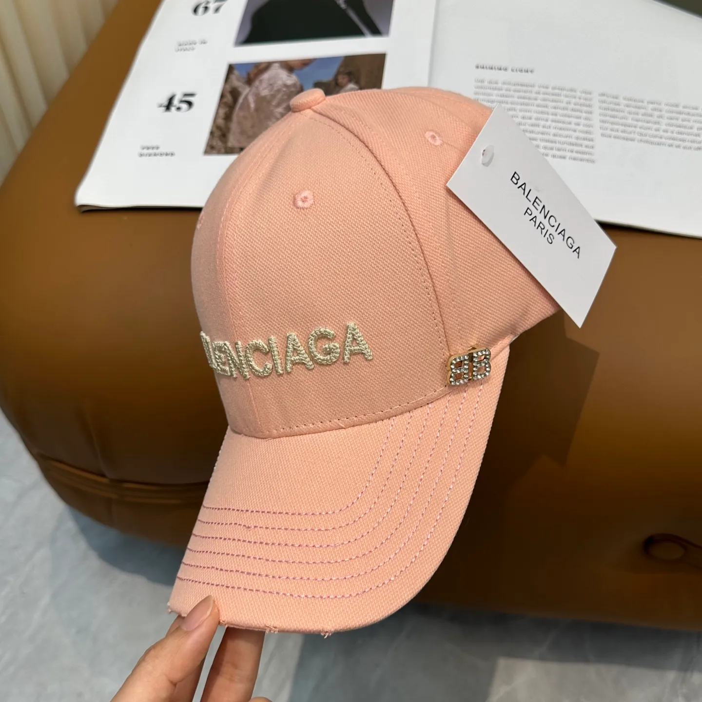 P60 Balencia*a Balenciaga's new baseball cap, ready for delivery in seconds 🧢Simple, fashionable, super invincible and beautiful hat! Couple style! The advantages of the original product compared to other hats,