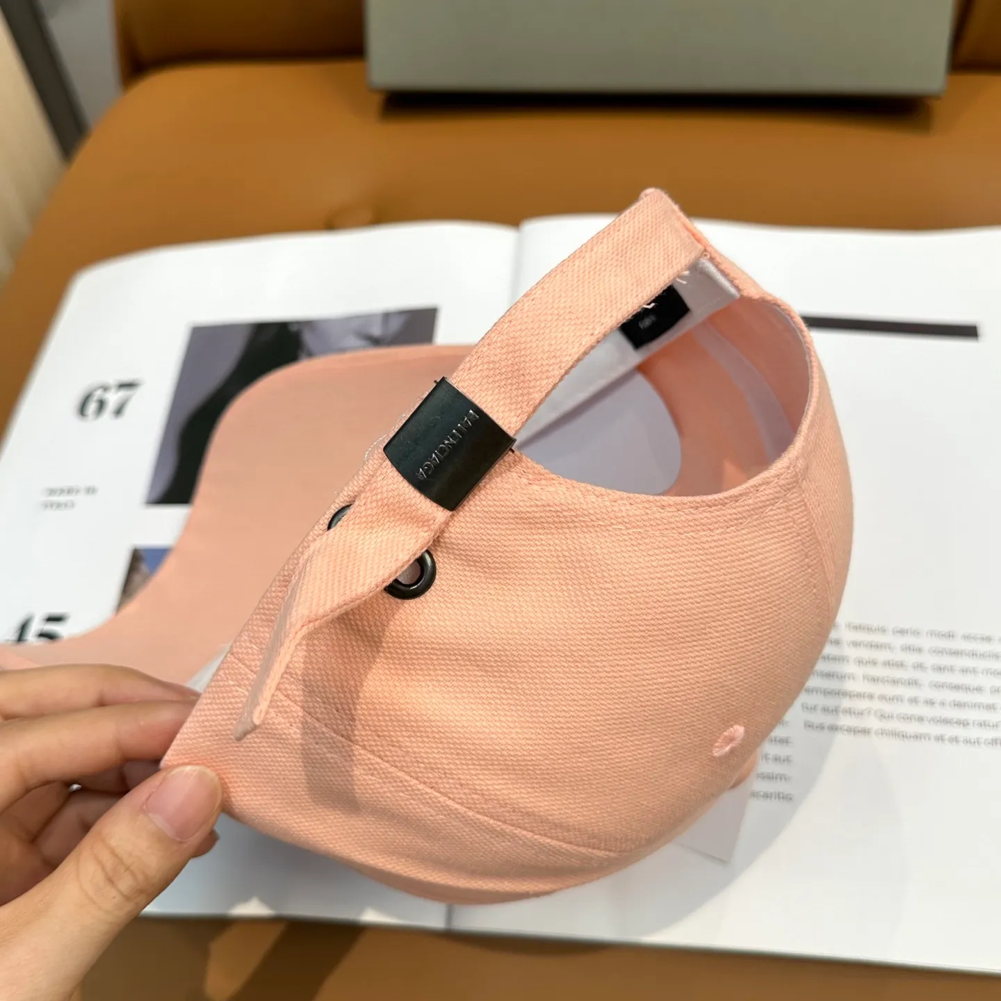 P60 Balencia*a Balenciaga's new baseball cap, ready for delivery in seconds 🧢Simple, fashionable, super invincible and beautiful hat! Couple style! The advantages of the original product compared to other hats,