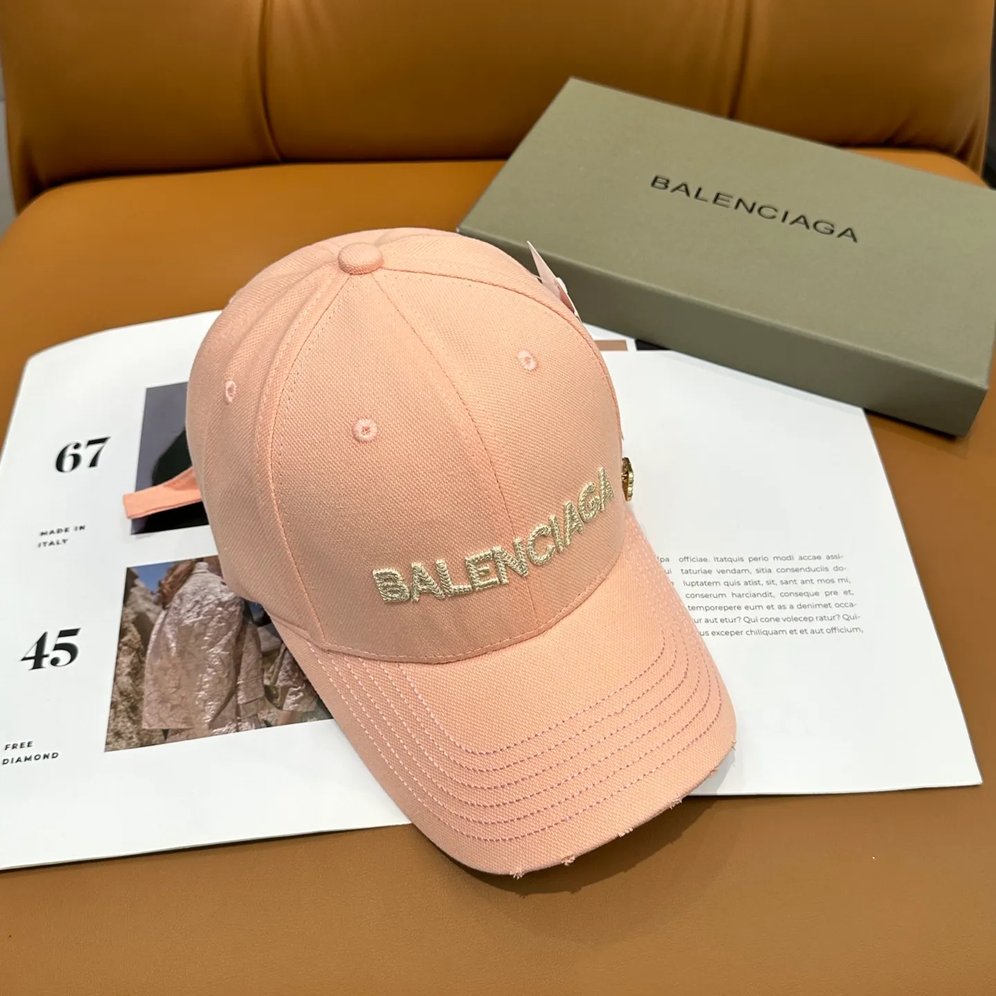 P60 Balencia*a Balenciaga's new baseball cap, ready for delivery in seconds 🧢Simple, fashionable, super invincible and beautiful hat! Couple style! The advantages of the original product compared to other hats,