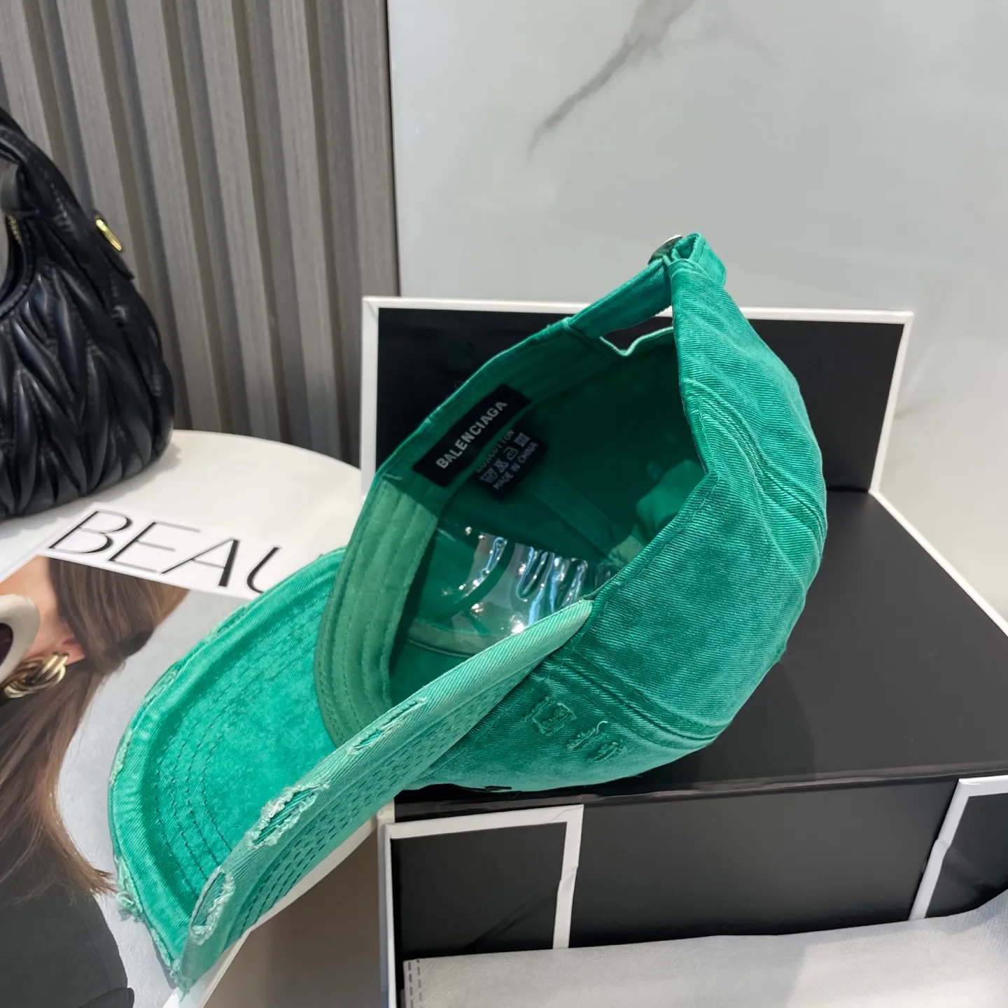 P66 Balenciaga new spring baseball cap This hat is so beautiful! The hole design adds a bit of casualness and uninhibitedness, allowing you to easily wear it with casual wear or sportswear.