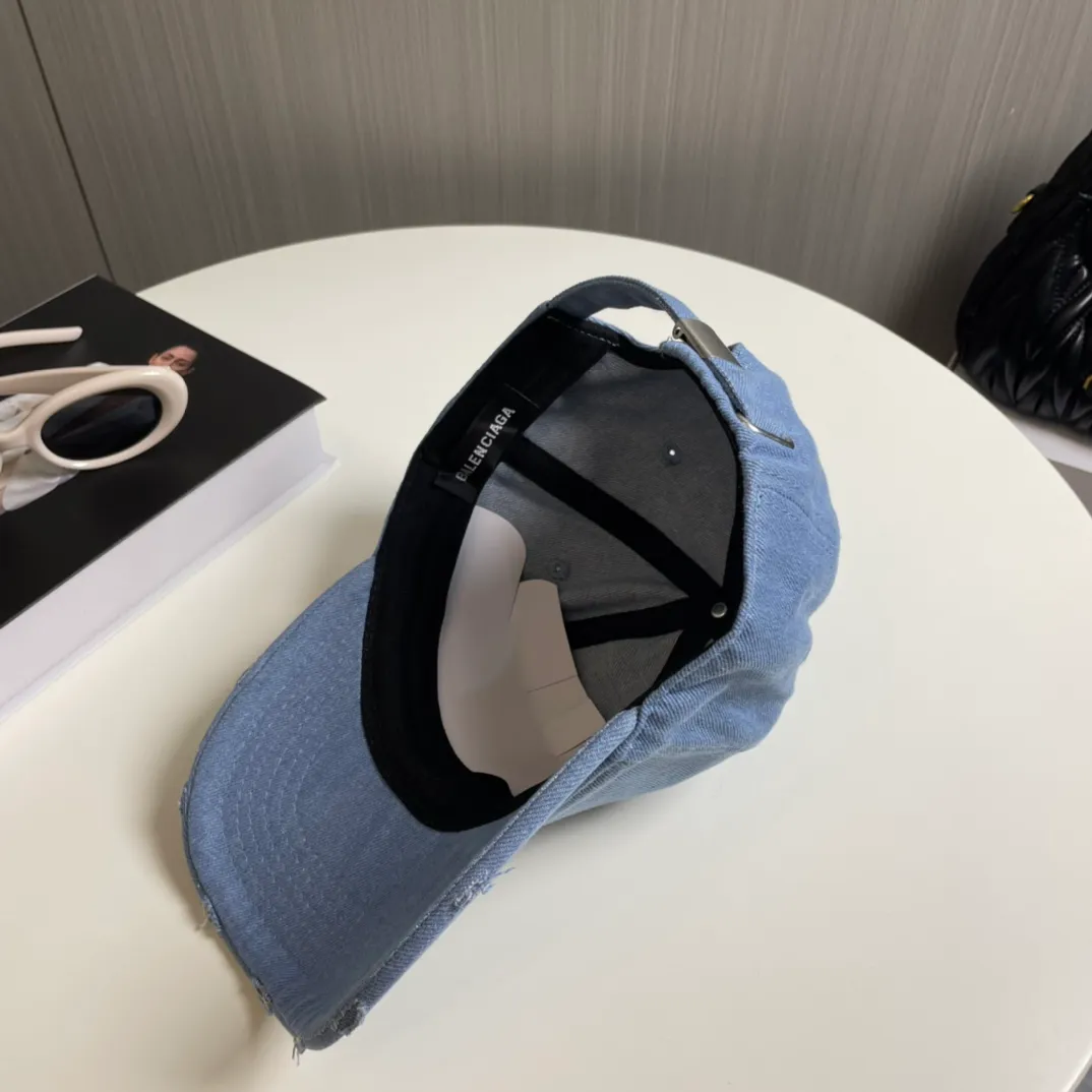 P60 Balenciaga's new washed distressed denim baseball cap. Newly launched washed denim series, casual and versatile wardrobe matching tool.
