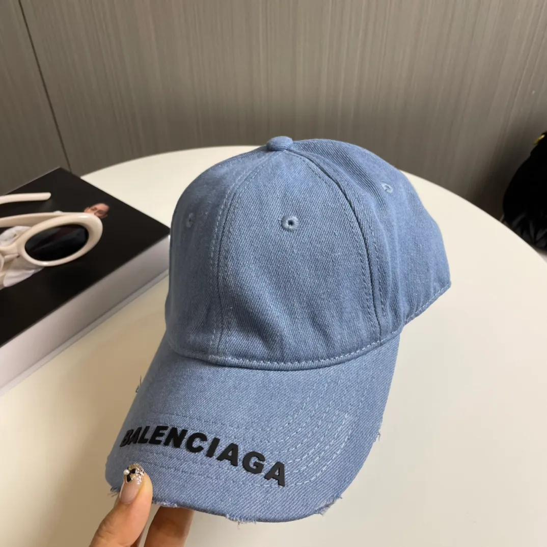 P60 Balenciaga's new washed distressed denim baseball cap. Newly launched washed denim series, casual and versatile wardrobe matching tool.