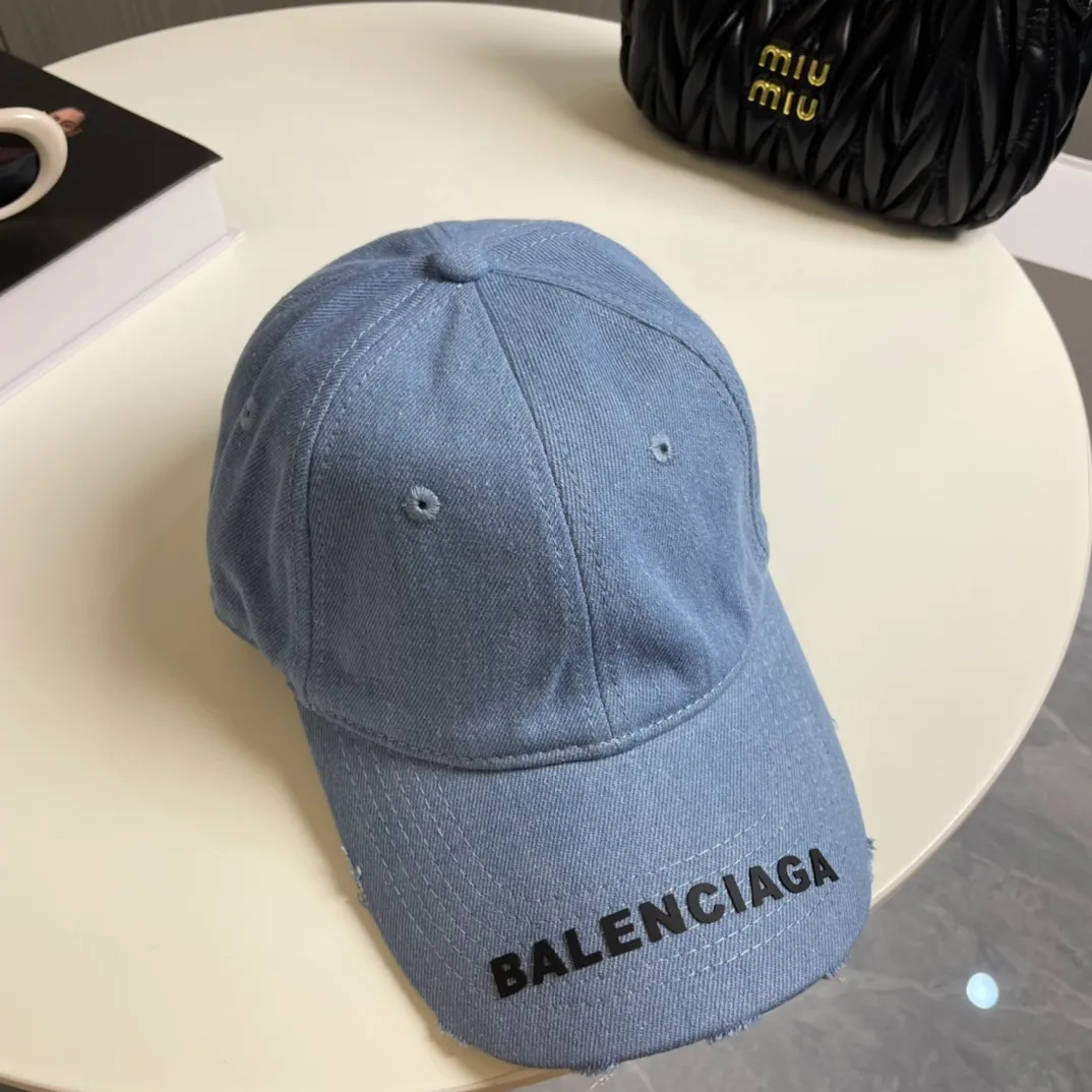 P60 Balenciaga's new washed distressed denim baseball cap. Newly launched washed denim series, casual and versatile wardrobe matching tool.