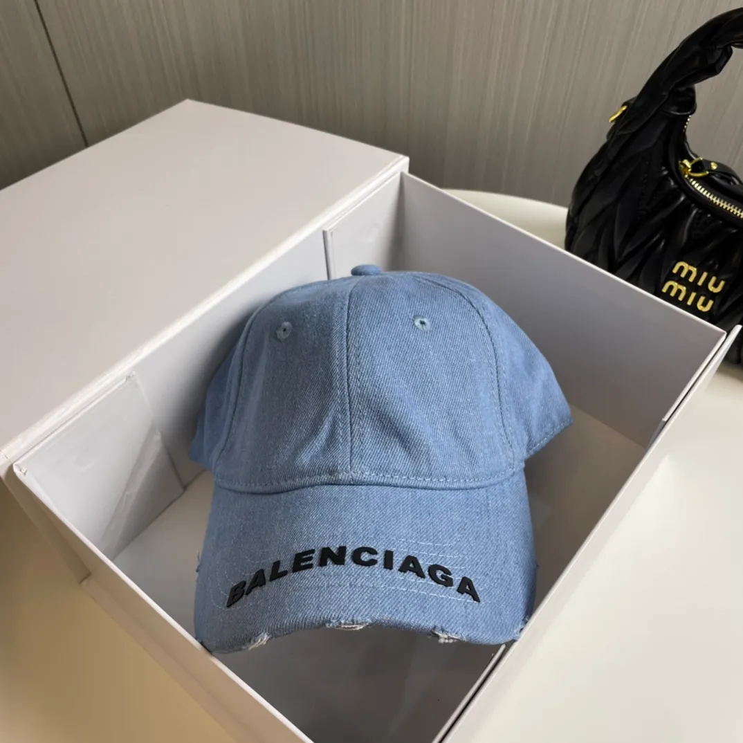 P60 Balenciaga's new washed distressed denim baseball cap. Newly launched washed denim series, casual and versatile wardrobe matching tool.