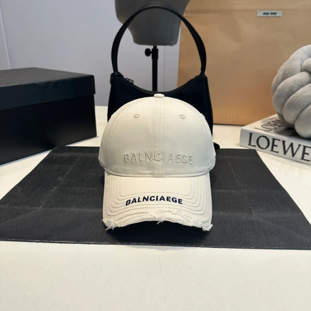 P60 Balenciaga BALENGIAGA hole baseball cap