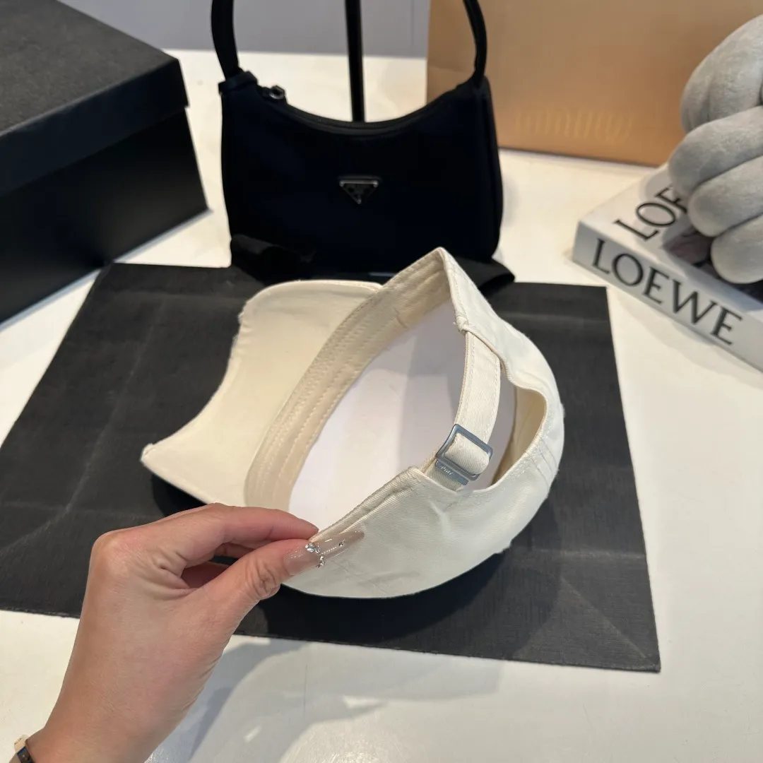 P60 Balenciaga BALENGIAGA hole baseball cap