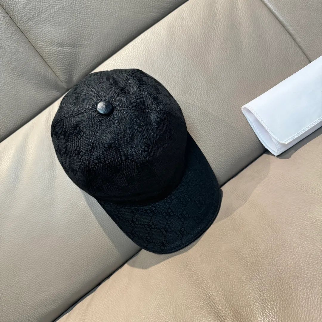 p90, Balenciaga's new original baseball cap, 1:1 mold opening and customization at the counter, original canvas fabric + first layer of cowhide, pure cotton lining, light and breathable, simple and elegant! Basic head circumference is 56cm, the patch is adjustable, suitable for both men and women, a must-have for all seasons!