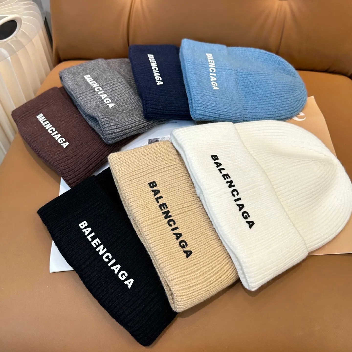 P56 Balenciaga new letter knitted hat! Xiaohongshu’s hottest selling item! Dress well! The same style for men and women, fashionable and popular🌸First-class quality, the best brand to keep warm in autumn and winter, order now, limited edition