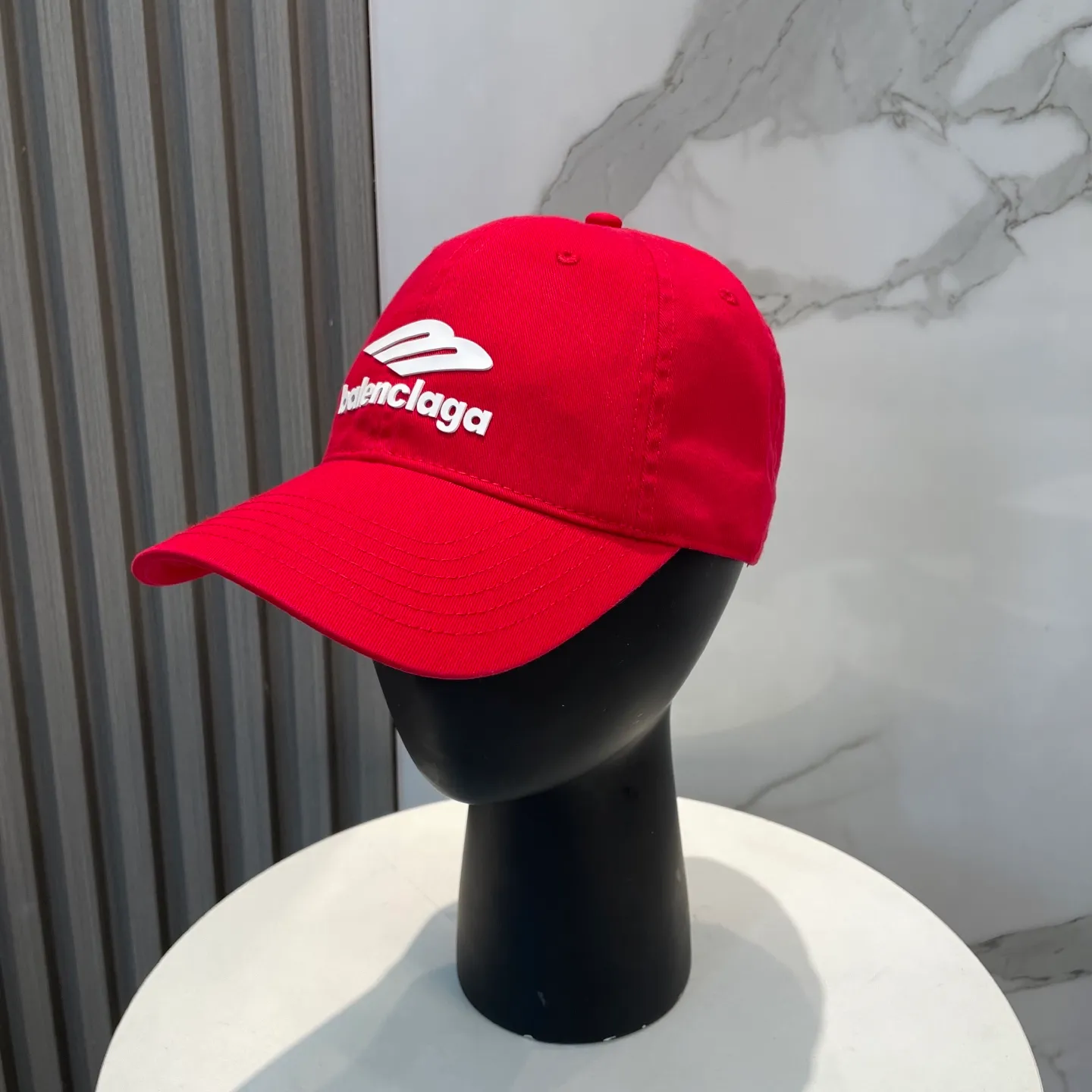 P54 Balenciaga Baseball Cap My family is already very proficient in Balenciaga’s craftsmanship. It’s a must-have. BALENCIAGA Balenciaga’s new washed pure cotton baseball cap. Heavy craftsmanship, double B letter logo, novel and fashionable trendy style. Exclusive physical shot of the same style for men and women. Unisex, adjustable