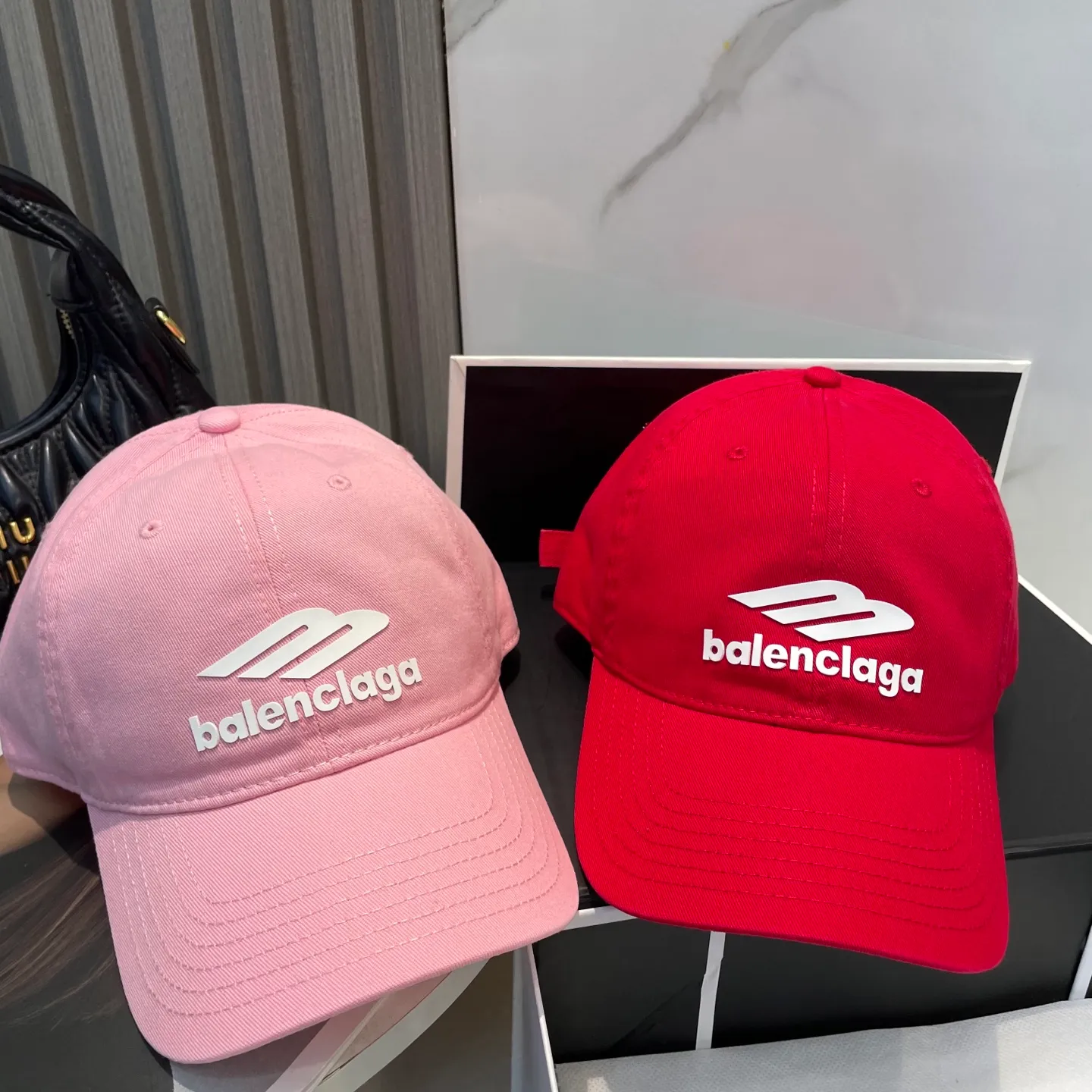 P54 Balenciaga Baseball Cap My family is already very proficient in Balenciaga’s craftsmanship. It’s a must-have. BALENCIAGA Balenciaga’s new washed pure cotton baseball cap. Heavy craftsmanship, double B letter logo, novel and fashionable trendy style. Exclusive physical shot of the same style for men and women. Unisex, adjustable