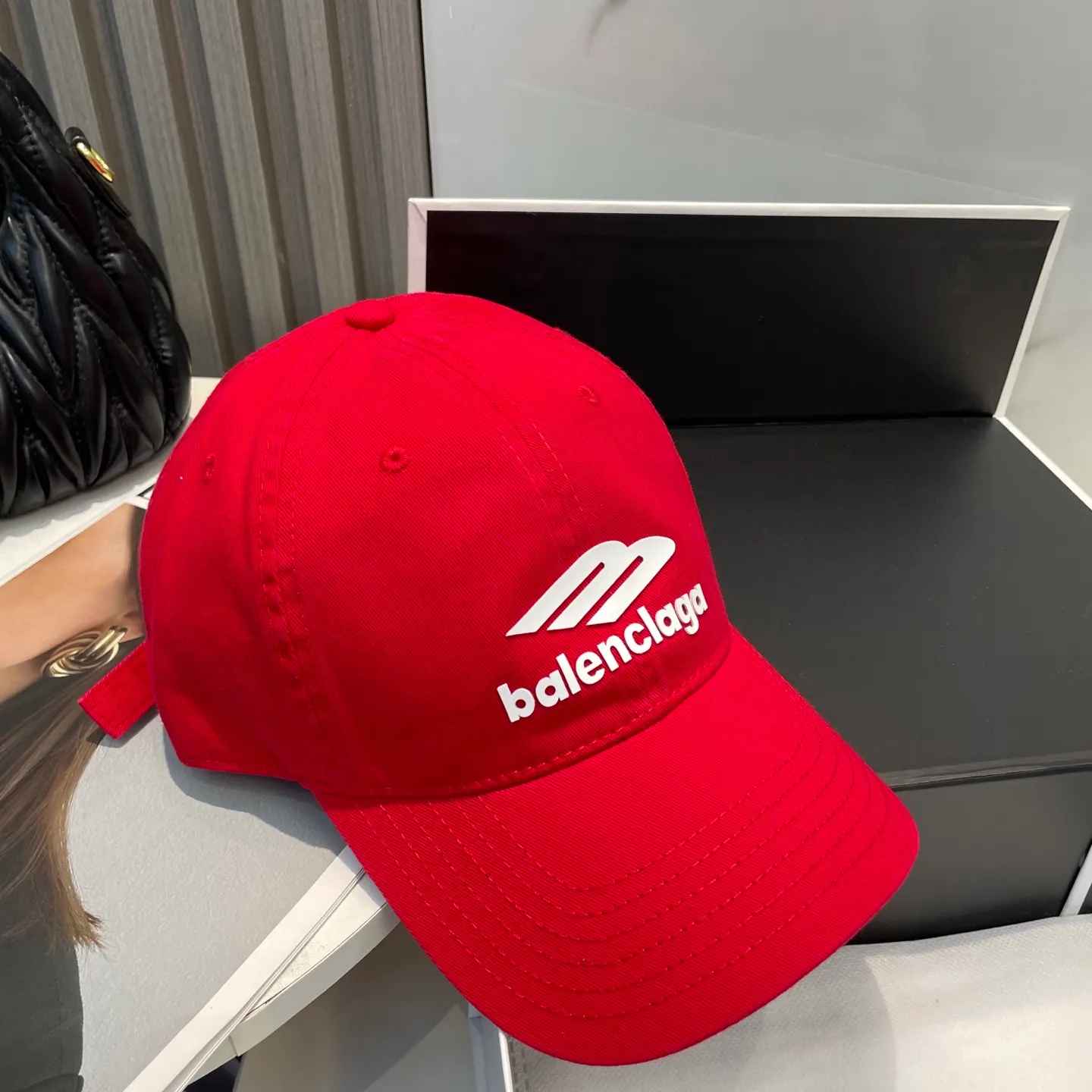 P54 Balenciaga Baseball Cap My family is already very proficient in Balenciaga’s craftsmanship. It’s a must-have. BALENCIAGA Balenciaga’s new washed pure cotton baseball cap. Heavy craftsmanship, double B letter logo, novel and fashionable trendy style. Exclusive physical shot of the same style for men and women. Unisex, adjustable