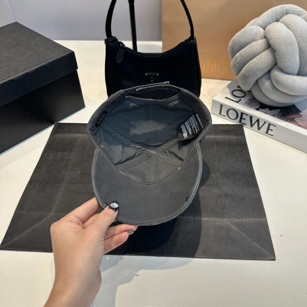 P60 Balenclaga new baseball cap, ready for delivery in seconds🧢Simple, fashionable, super invincible and beautiful hat! Couple style! Advantages of original items compared to other hats