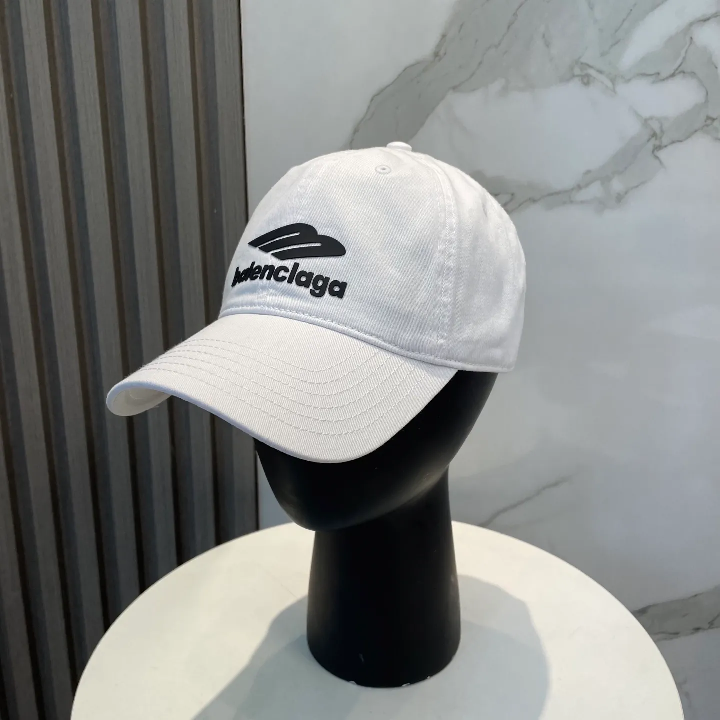 P54 Balenciaga Baseball Cap My family is already very proficient in Balenciaga’s craftsmanship. It’s a must-have. BALENCIAGA Balenciaga’s new washed pure cotton baseball cap. Heavy craftsmanship, double B letter logo, novel and fashionable trendy style. Exclusive physical shot of the same style for men and women. Unisex, adjustable
